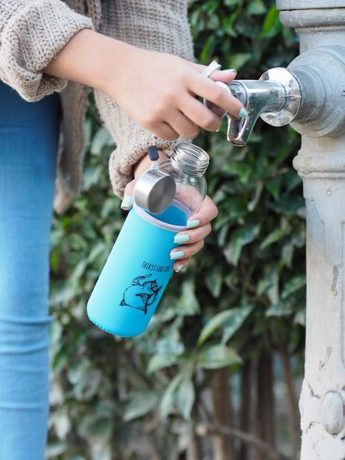 Frasco de vidro Caudania Thirst for Life, com revestimento azul.
