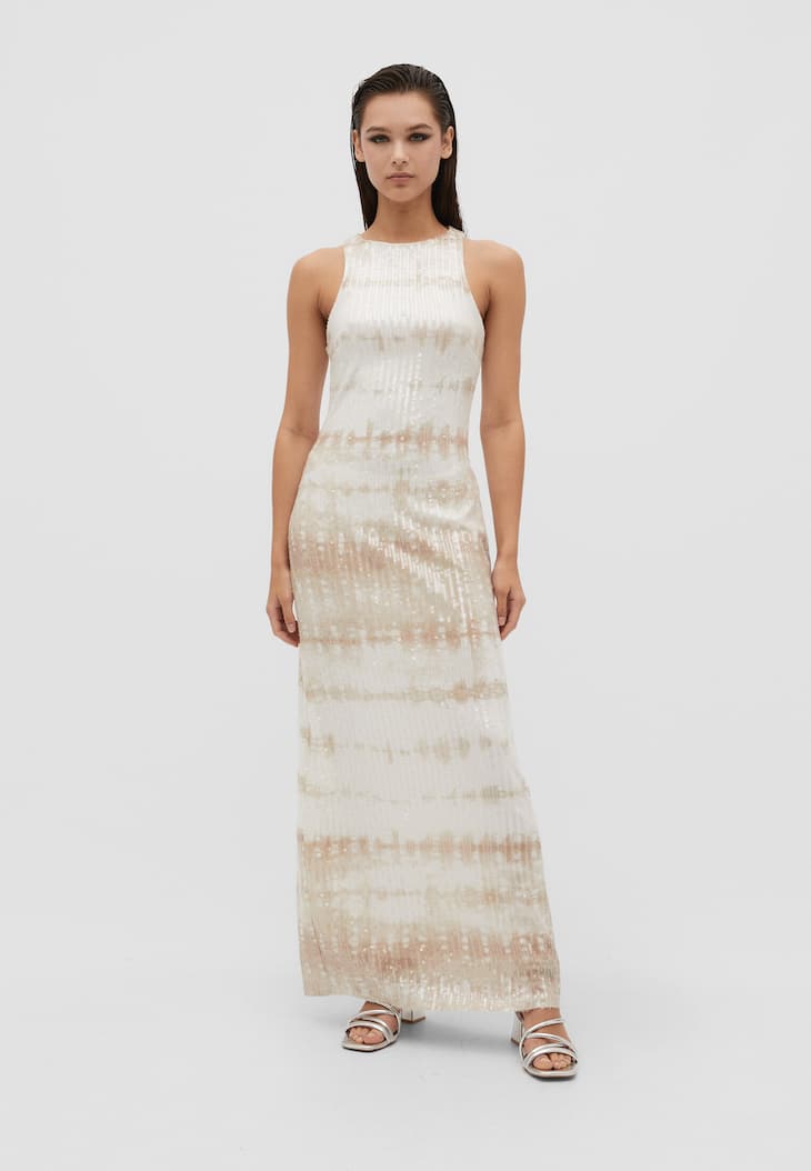 Vestido longo com decote halter e estampa de lantejoulas