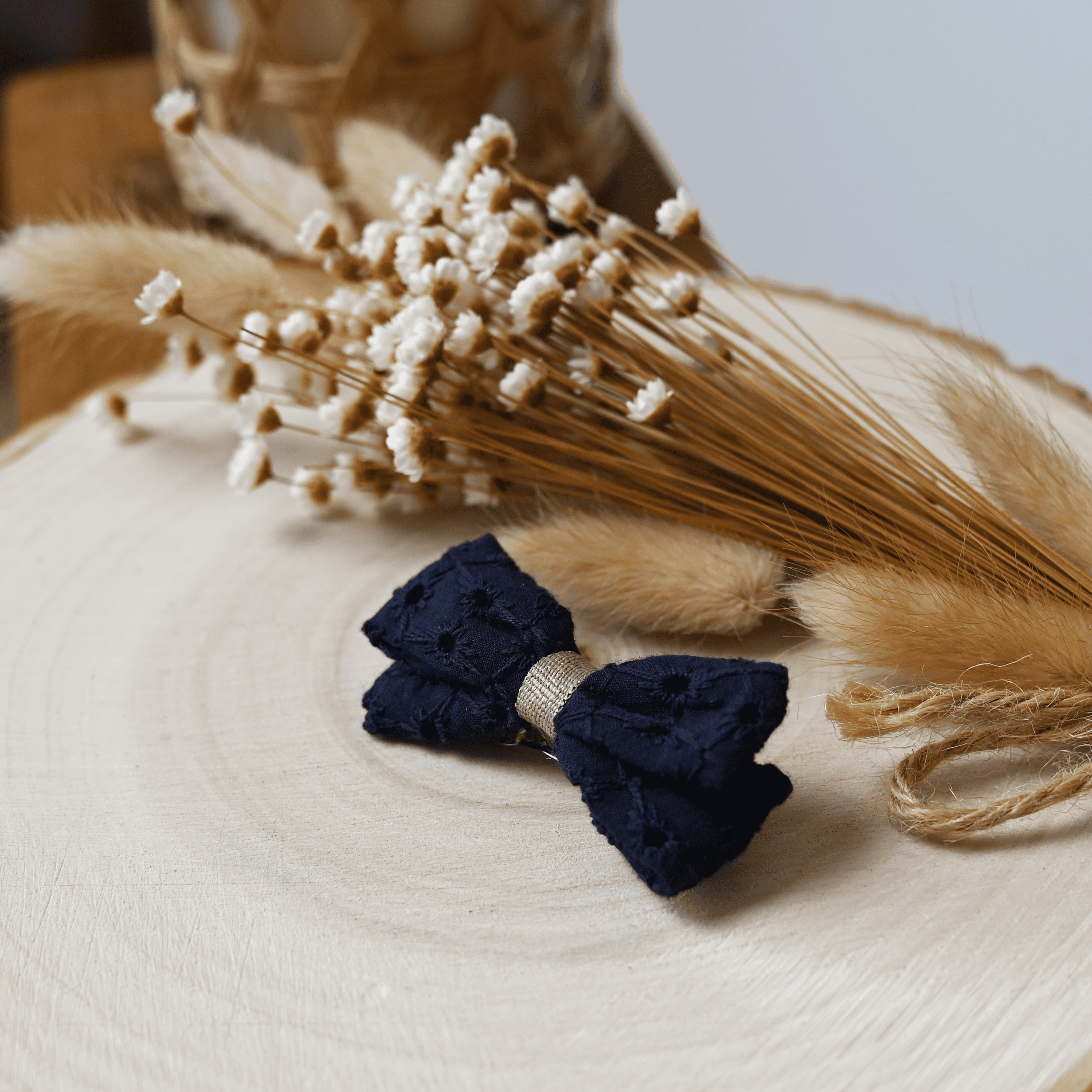 Petite Barrette Double Noeud Croisé Broderie Anglaise Marine