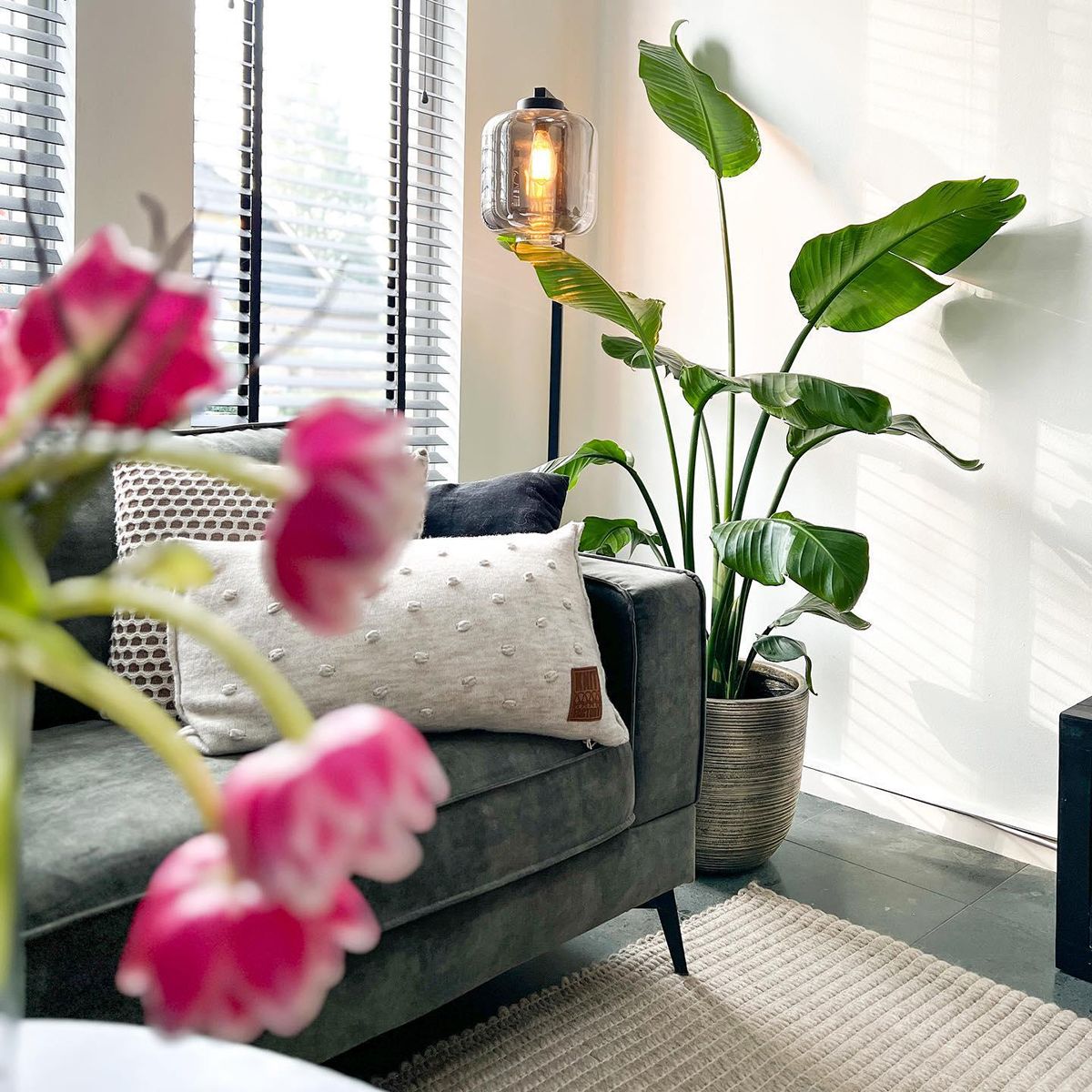 Smart vloerlamp zwart met smoke glas incl. Wifi ST64 - Qara Down