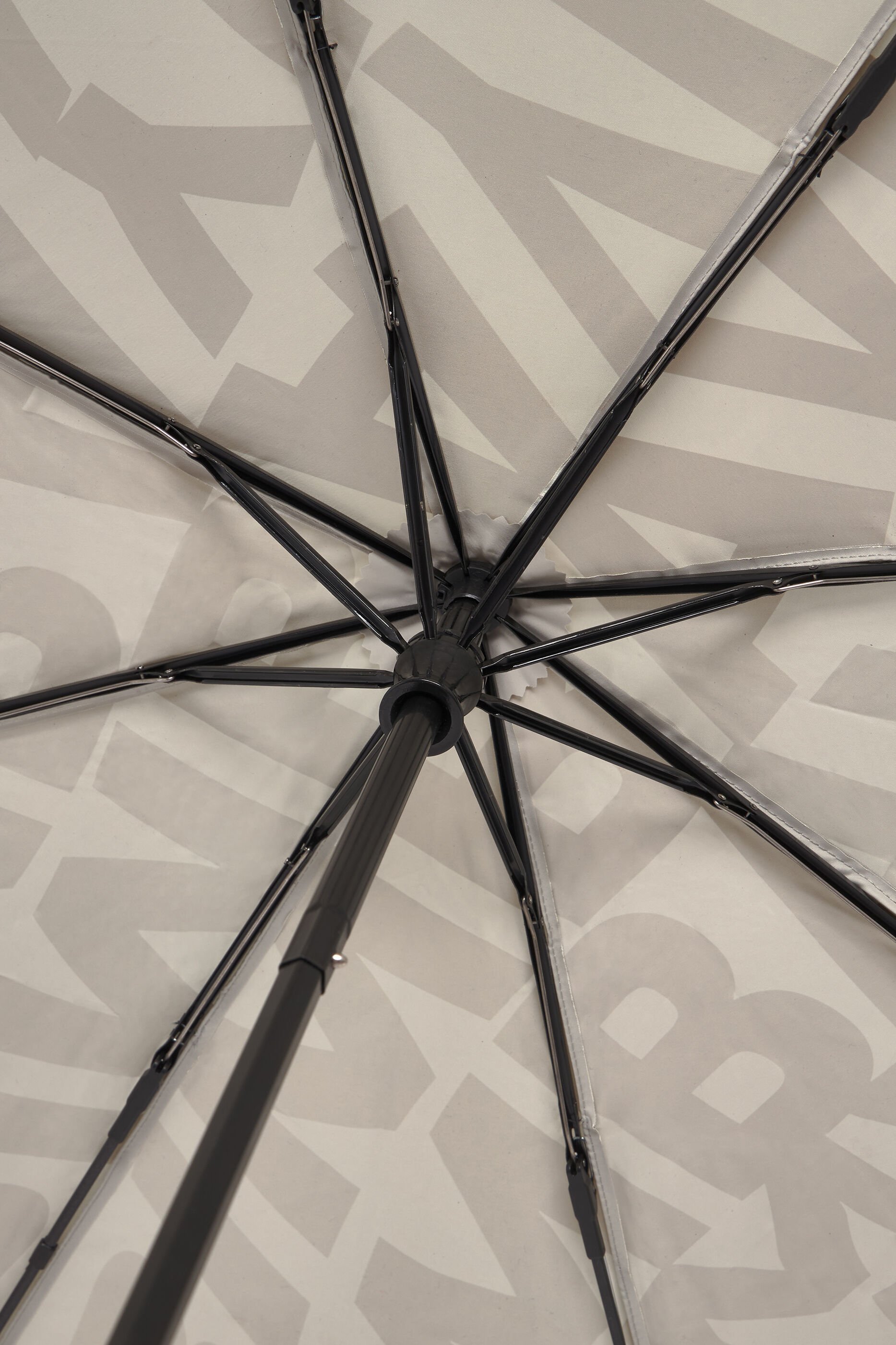Guarda-chuva bege com logo distorcido