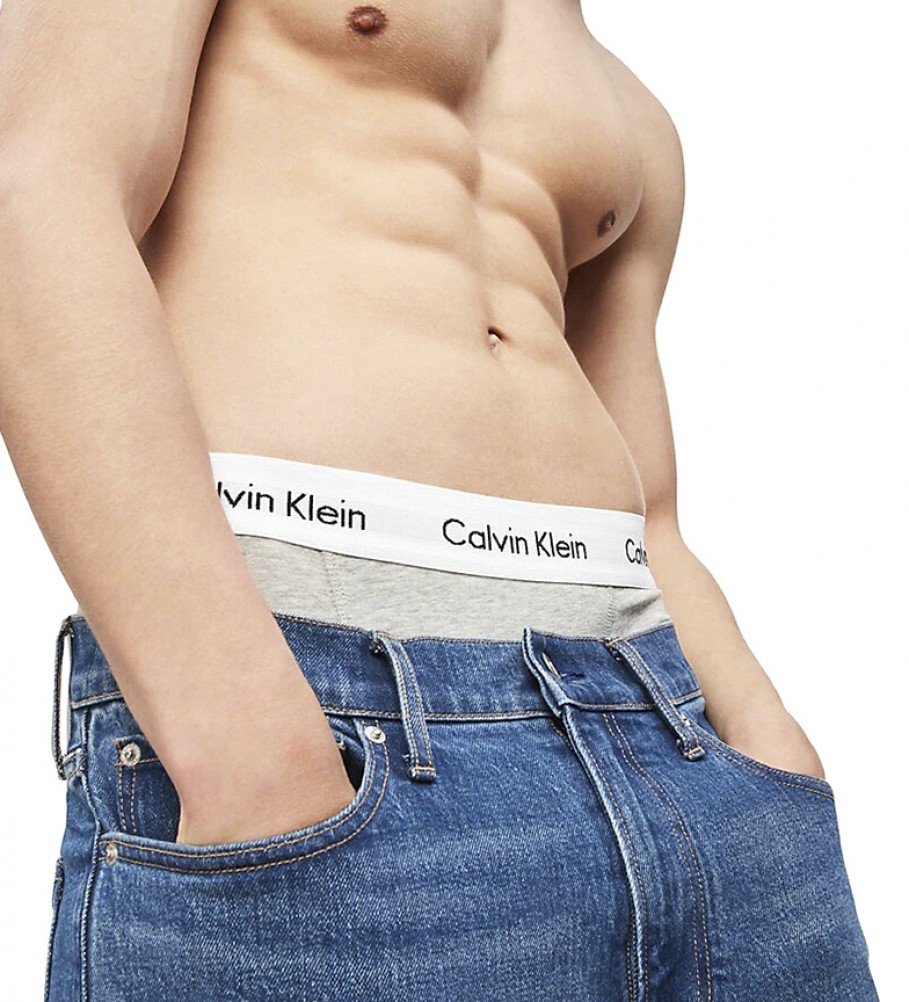 Conjunto de 3 cuecas boxer Calvin Klein de cintura baixa em algodão stretch nas cores cinza, branca e preta.