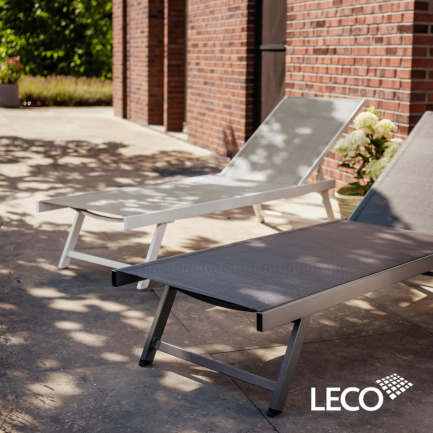 Leco-Sonnenliege Elina – Formschöne Aluminium-Gartenliege mit 5fach Verstellbarer Rückenlehne und einklappbaren Füßen – Gestell Weiß