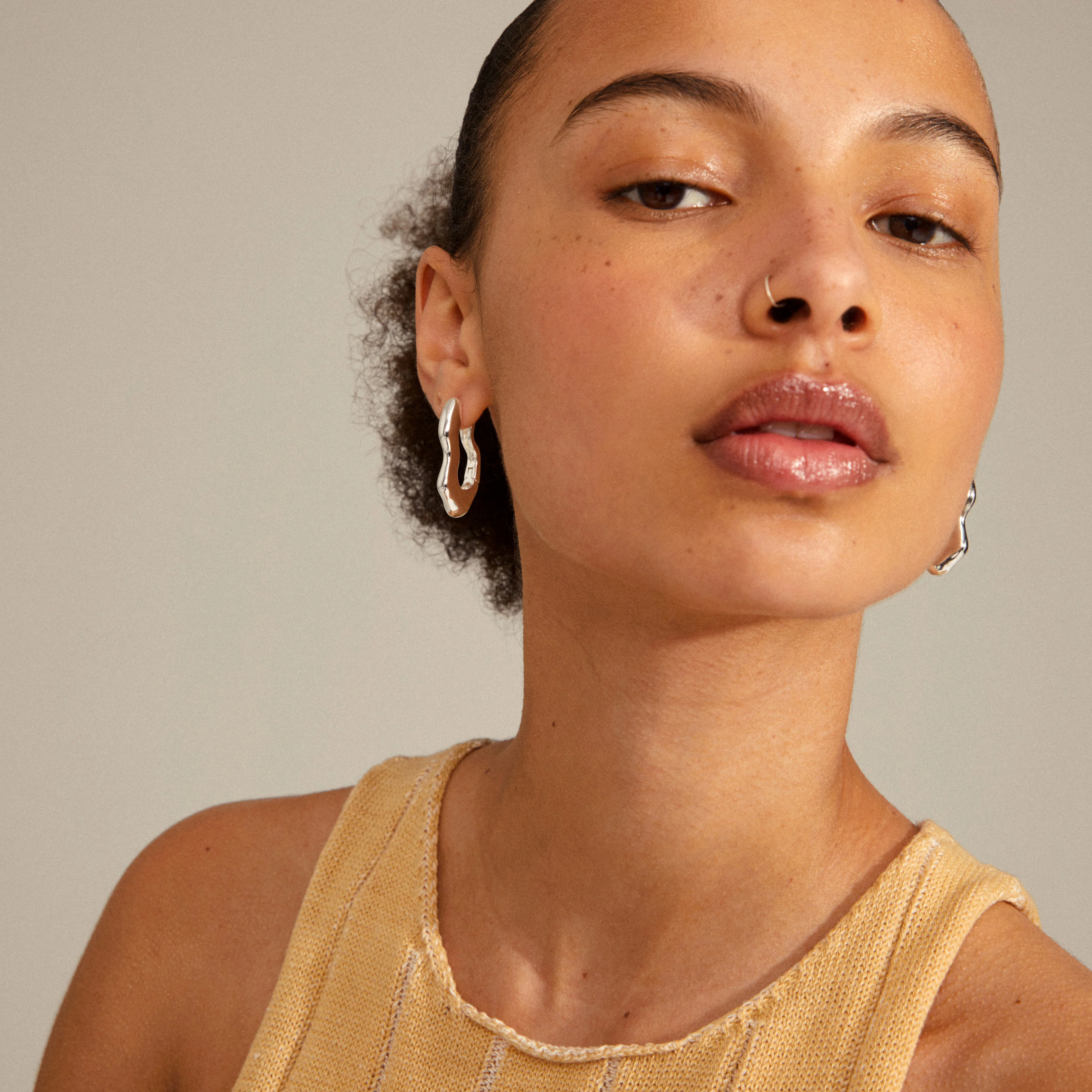 PILGRIM  Loulia Wavy hoops - sølvbelagt