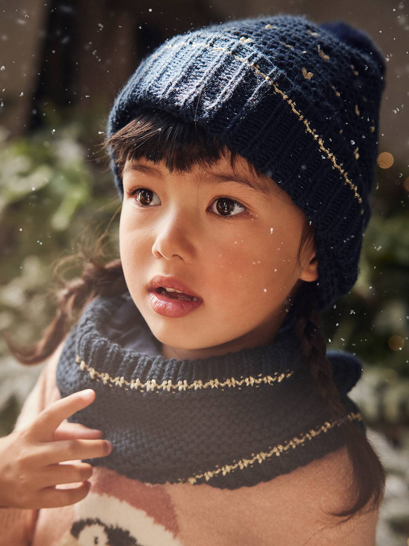 Conjunto de gorro, cachecol e luvas com estampa de corações em azul escuro, para meninas.