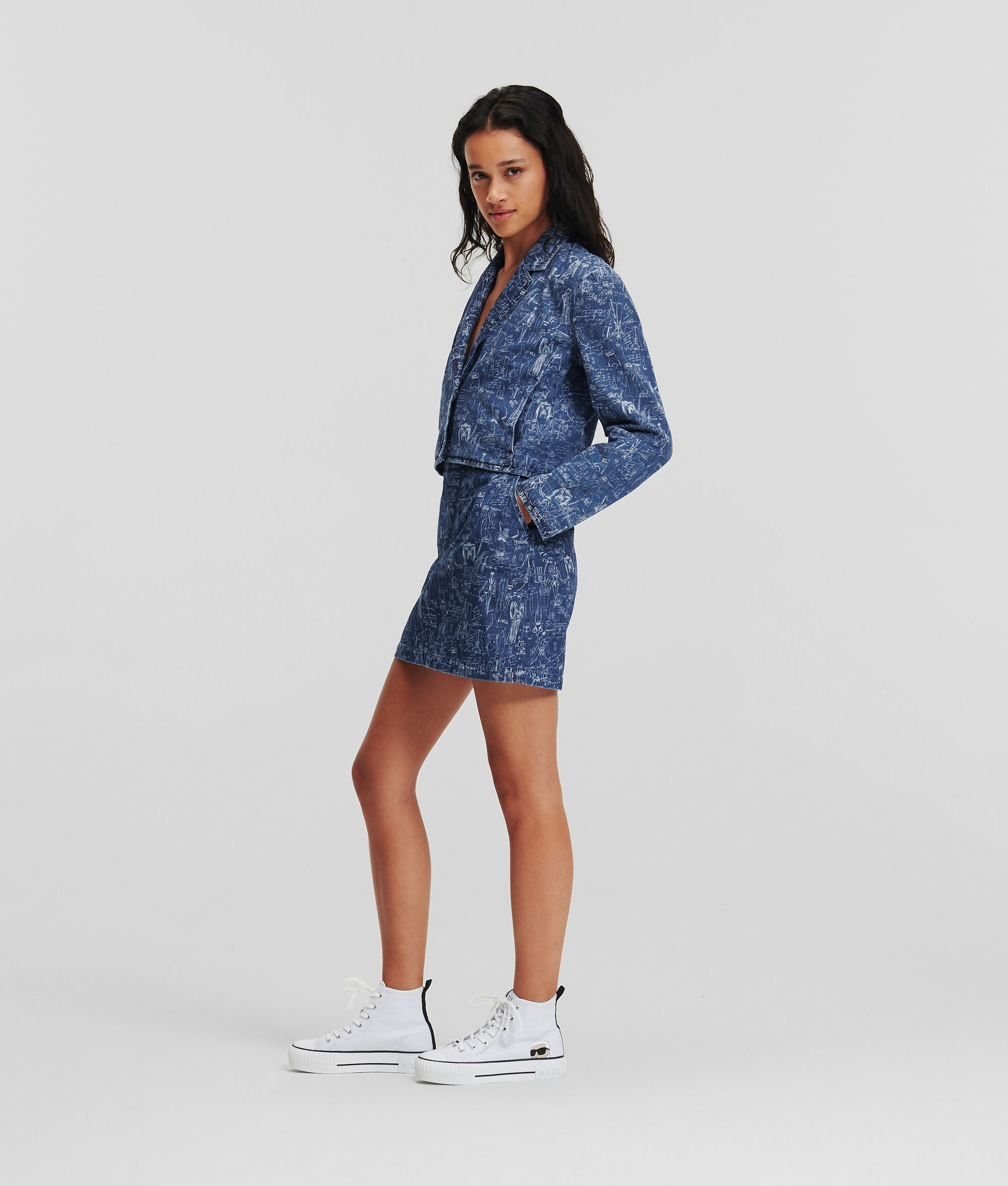 VESTE EN JEAN CROPPED AVEC MOTIF CROQUIS