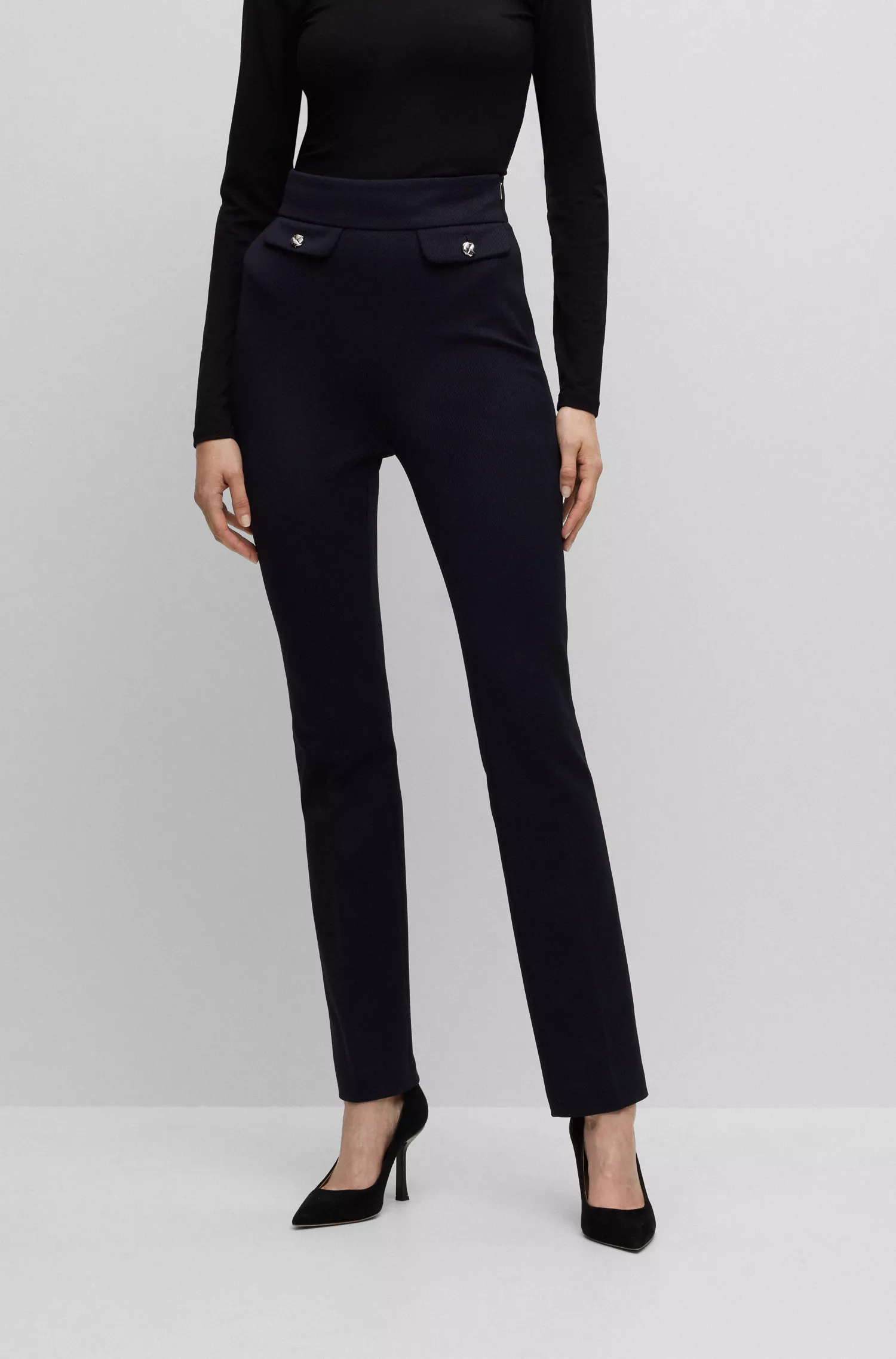 Calça BOSS preta, corte slim, cintura alta e pernas flare.