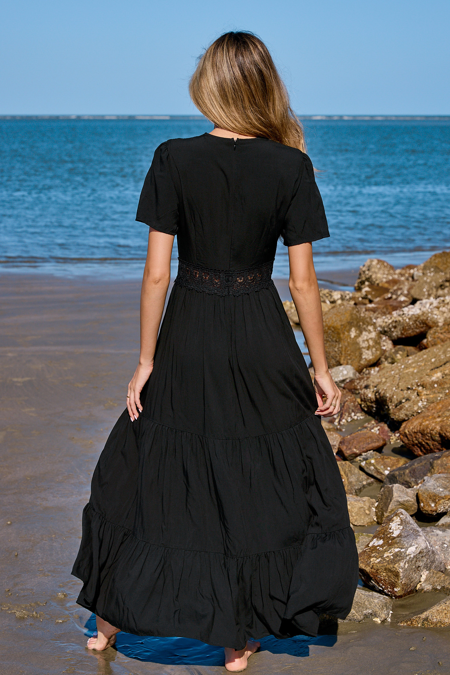 Robe maxi à manches courtes et ourlet à volant en dentelle noire