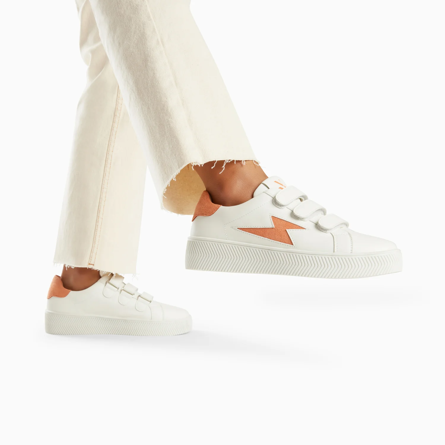 Sneakers-Baskets éclair Camelia blanc et orange à scratchs