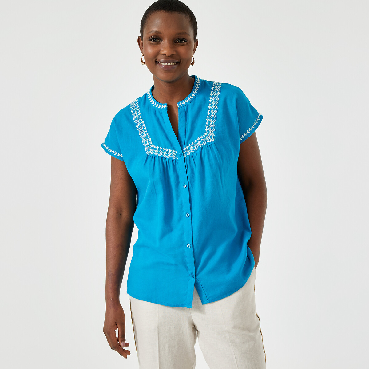 ANNE WEYBURN<br>Blusa bordada, gola redonda, mangas curtas