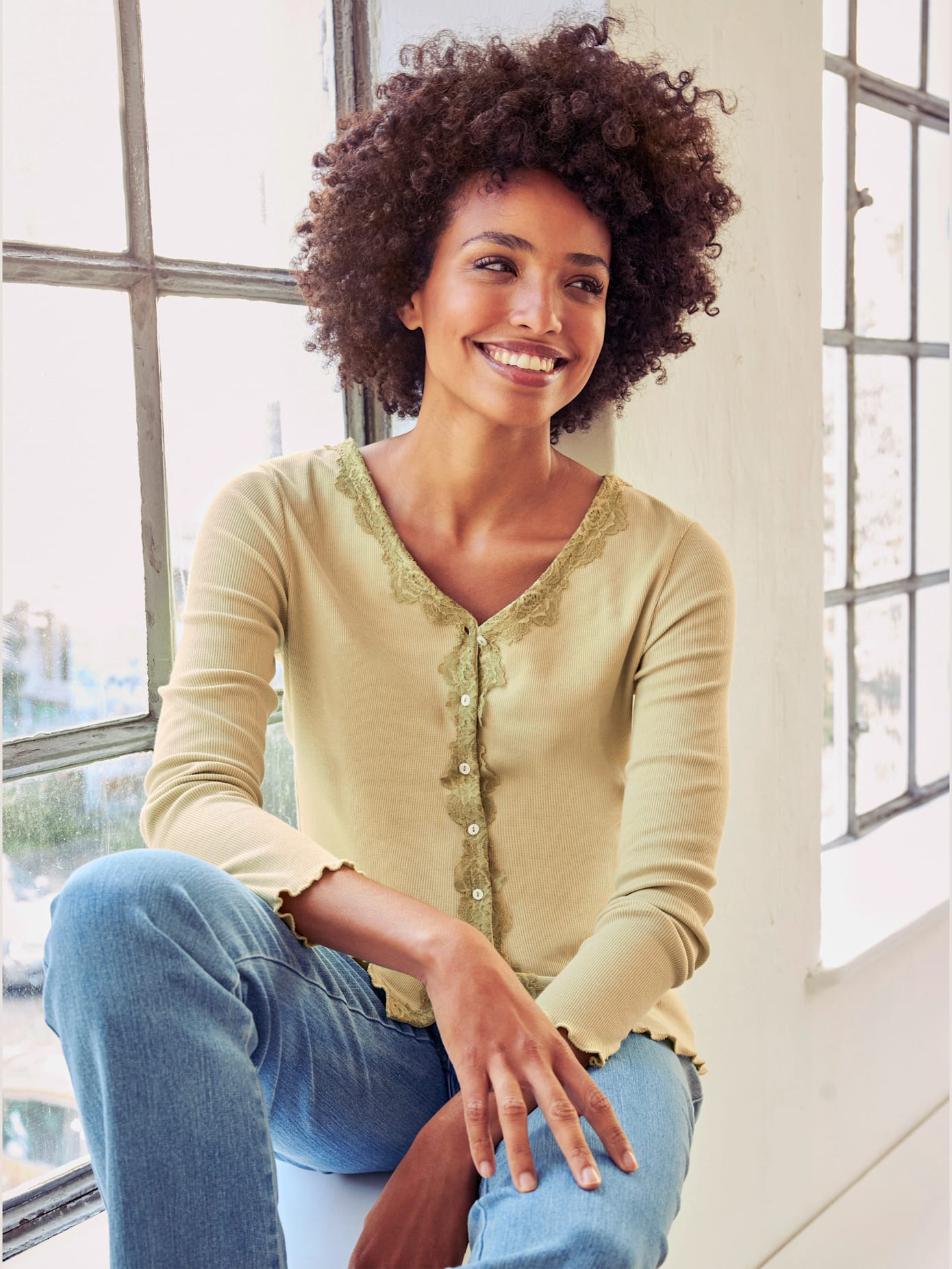 Veste légère dentelle tendance le long de l'encolure et de la patte de boutonnage