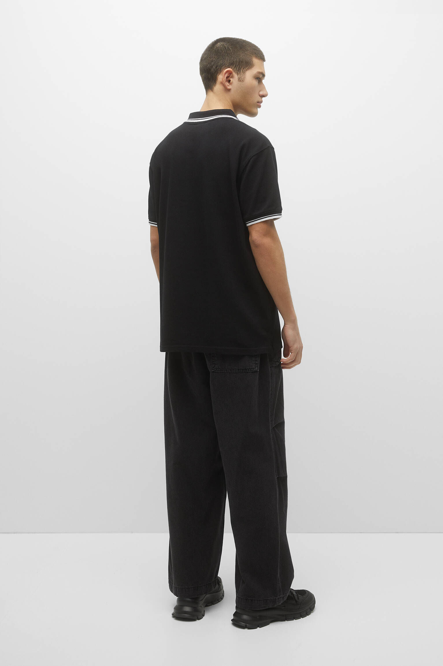 CAMISA POLO COM GOLA CONTRASTANTE - PRETA