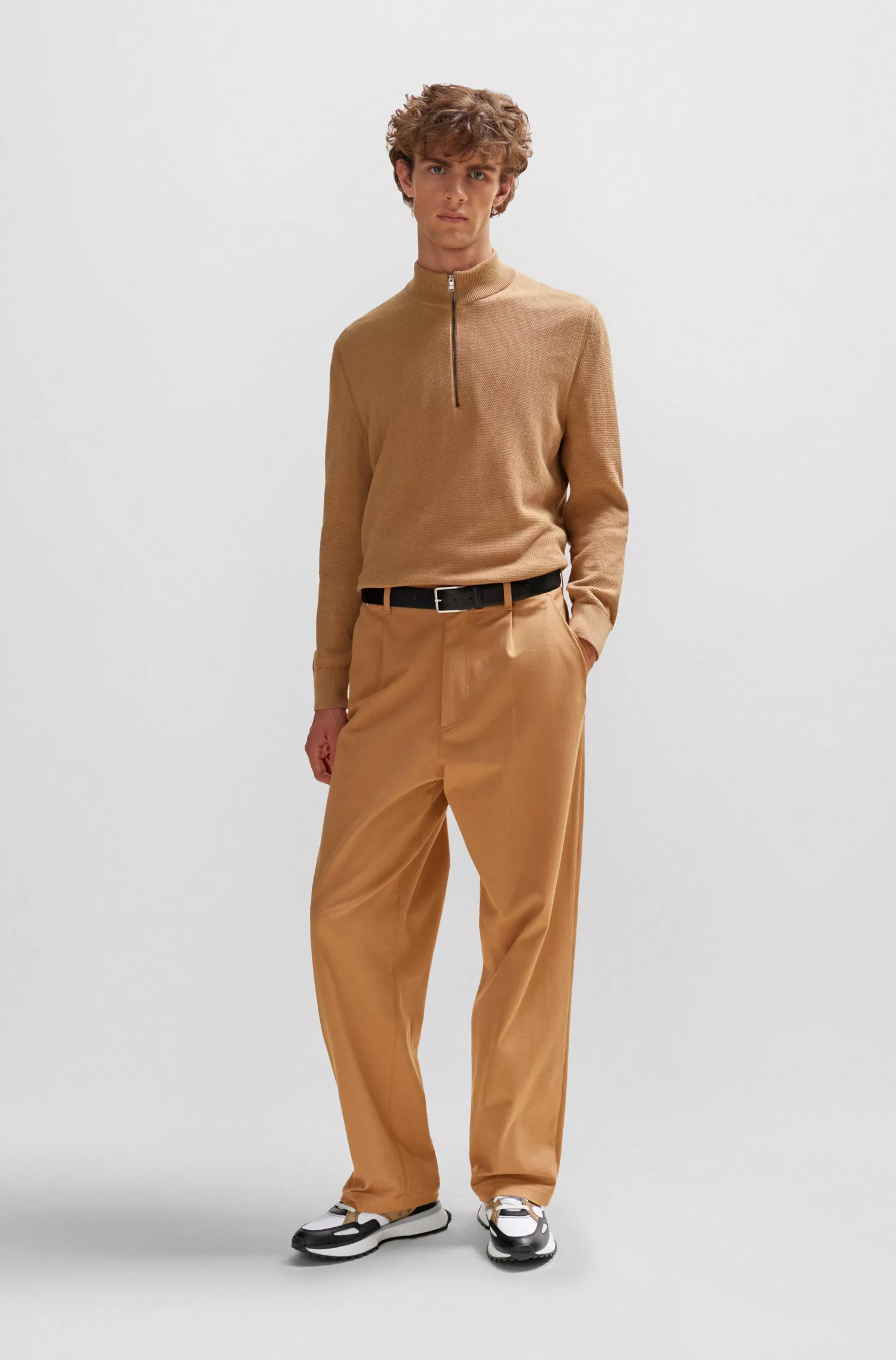 Tênis BOSS pretos em materiais mistos nas cores exclusivas.
