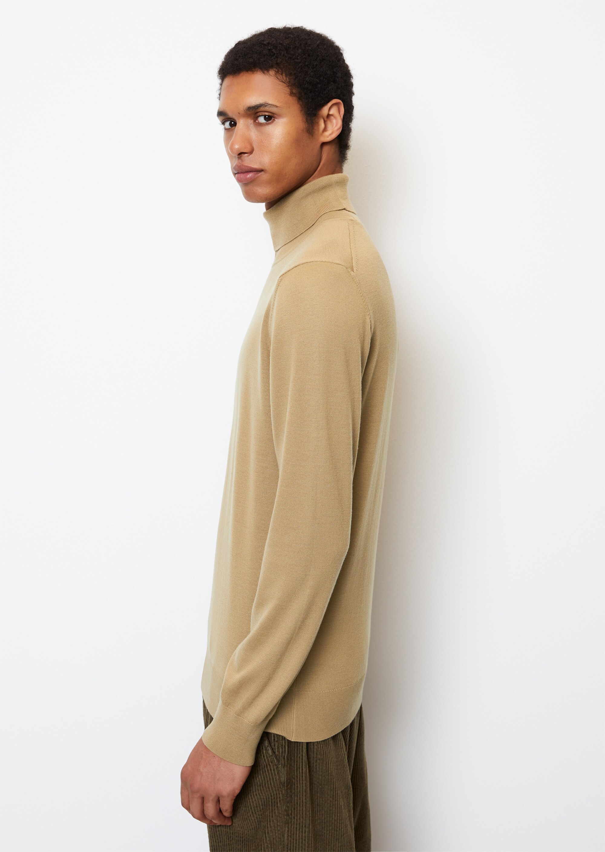 Rollkragen-Pullover shaped aus softer Schurwolle
