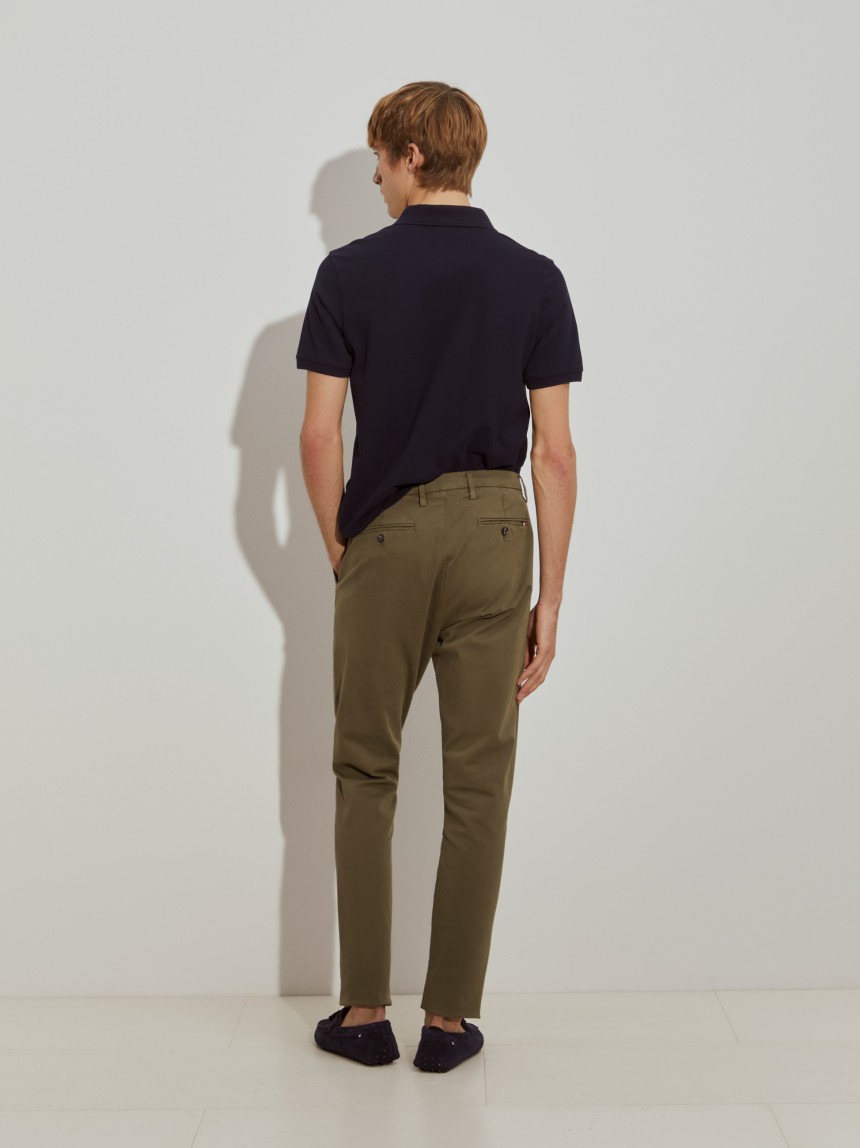 Calças chino regular fit com pregas
