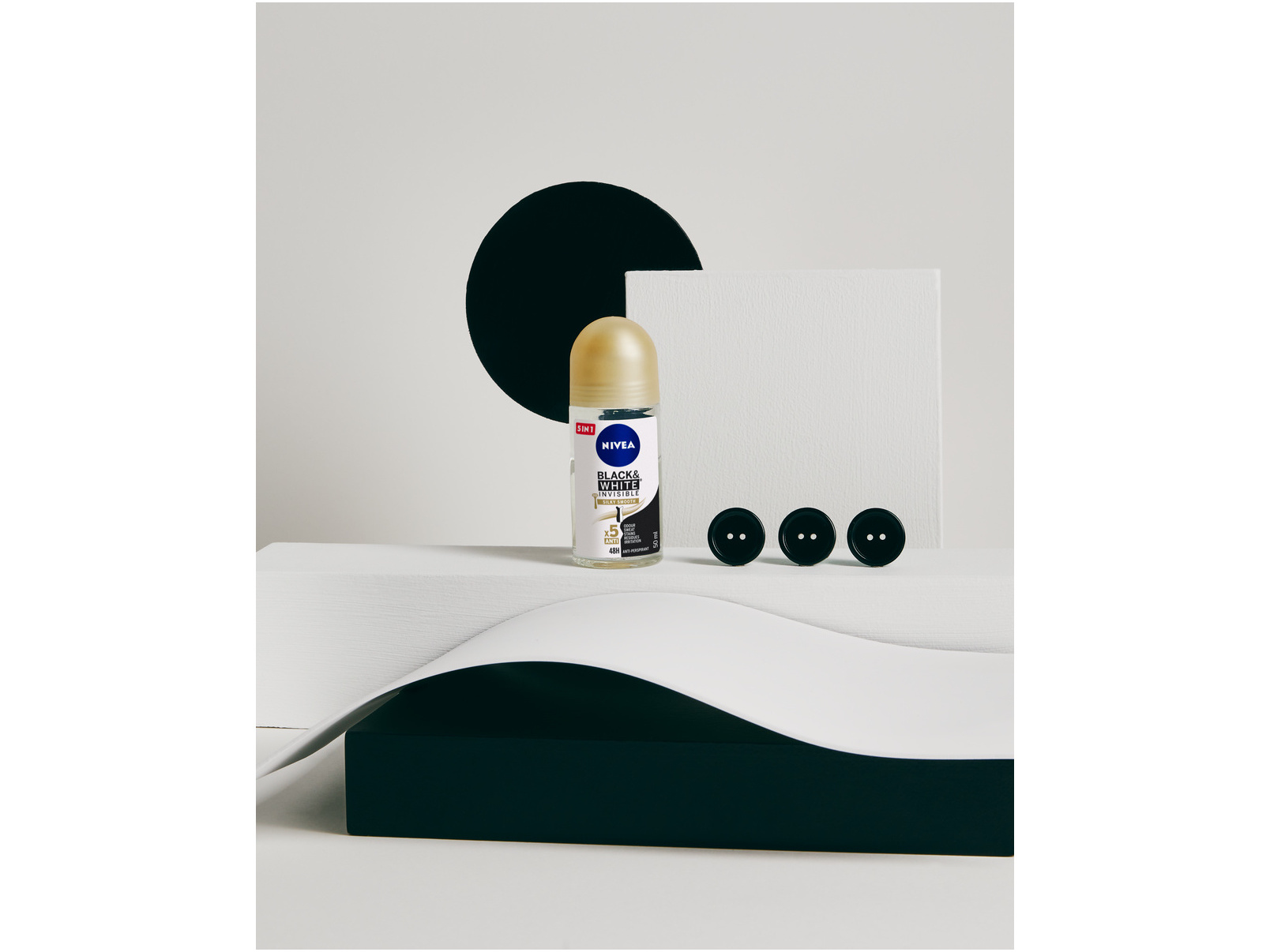 Desodorizante Roll-on Silky Invisible for Black & White Smooth NIVEA 50 ml