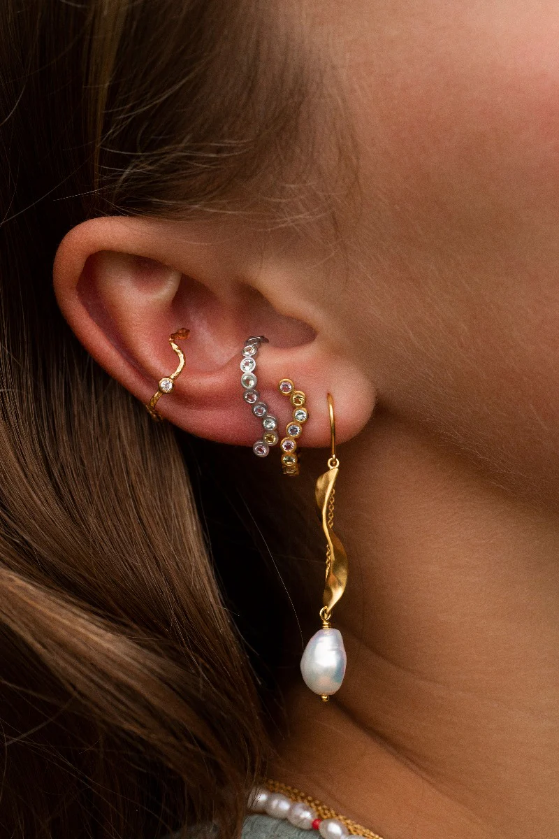 STINE A Jewelry  Long twisted with baroque pearl ørering  - forgyldt