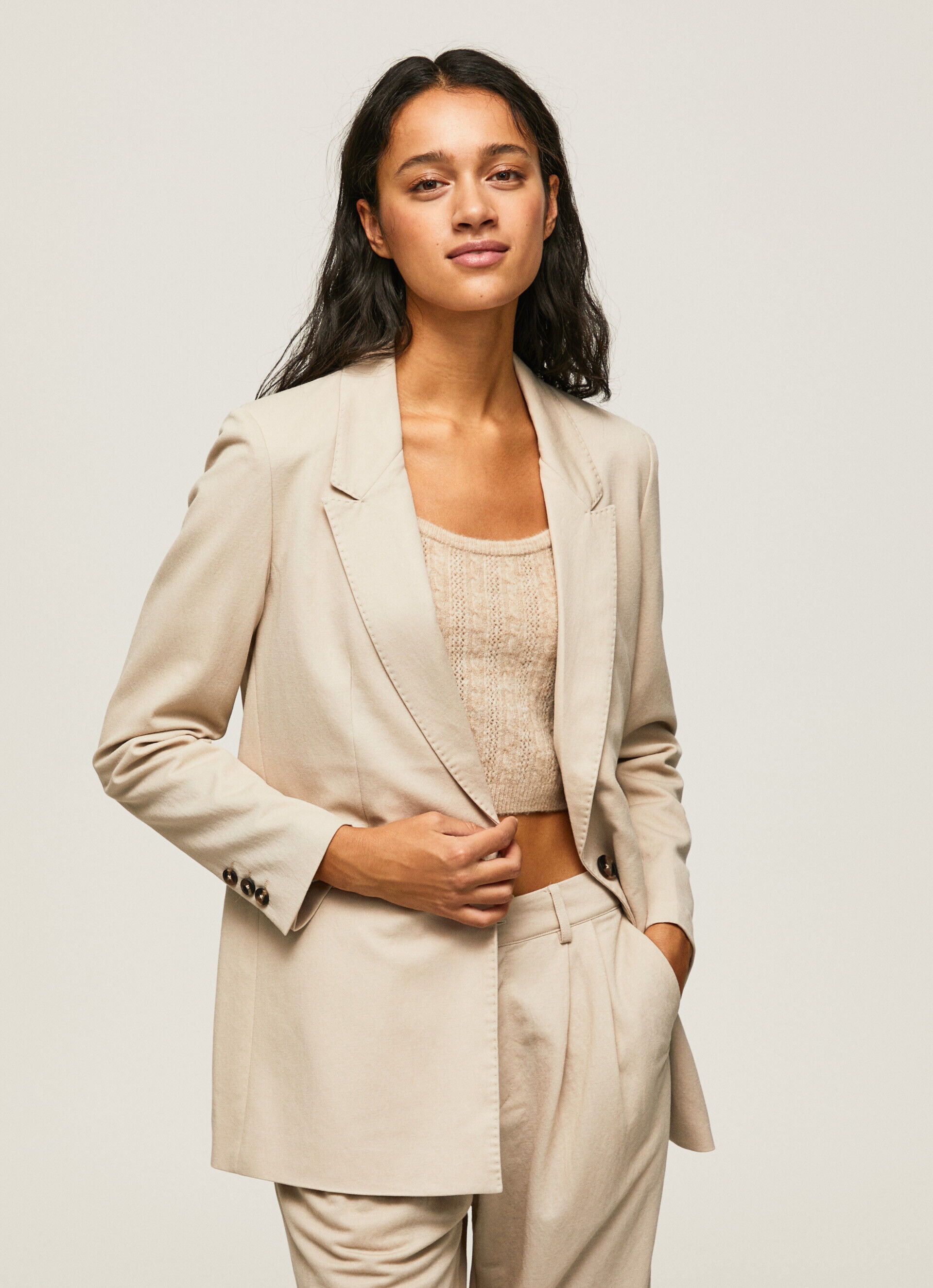 Blazer liso com ombreiras - bege claro