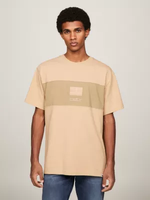 Camiseta com logo tonal e blocos de cores