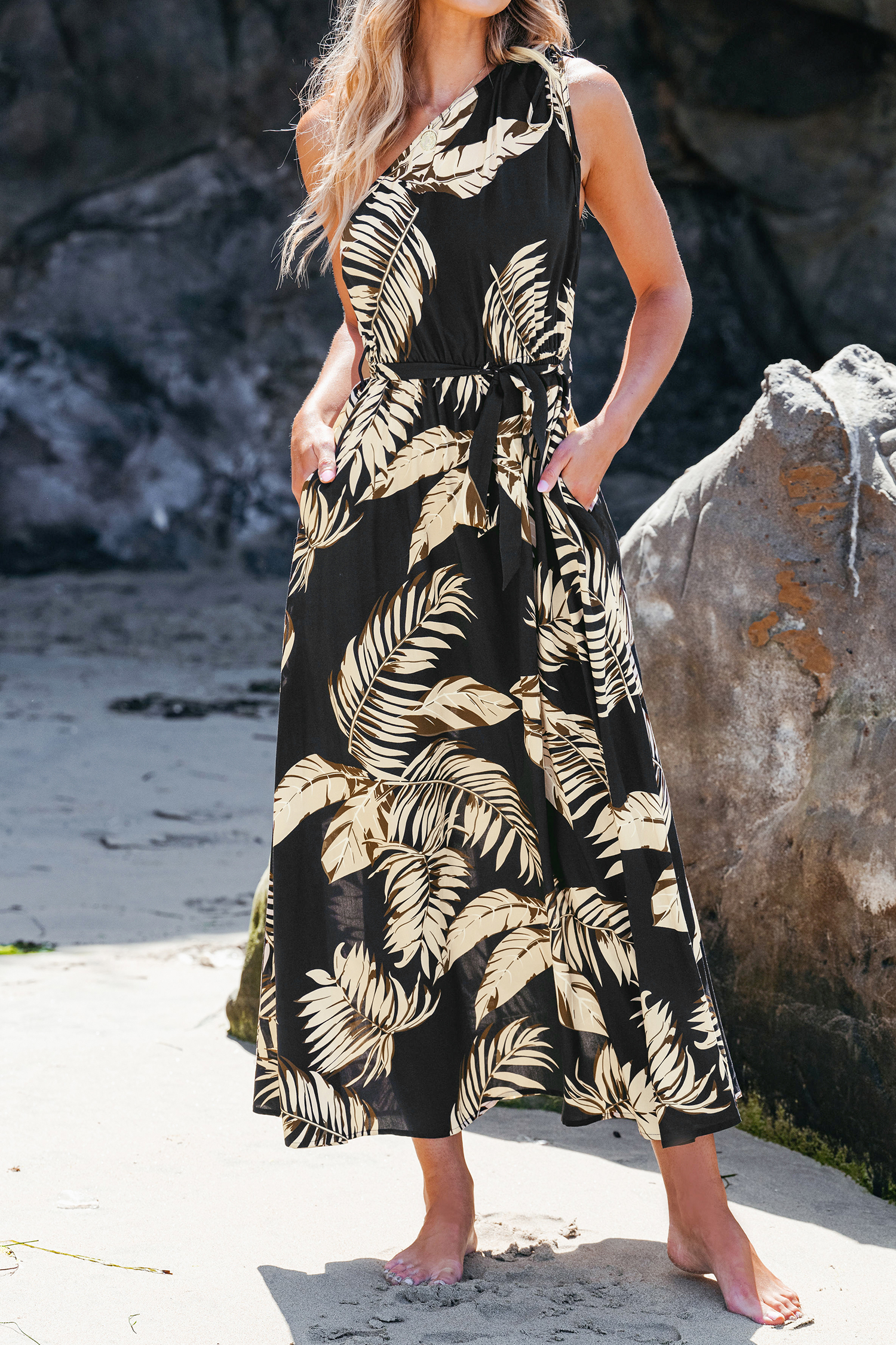 Robe avec une épaule ruchée à imprimé feuilles tropicales