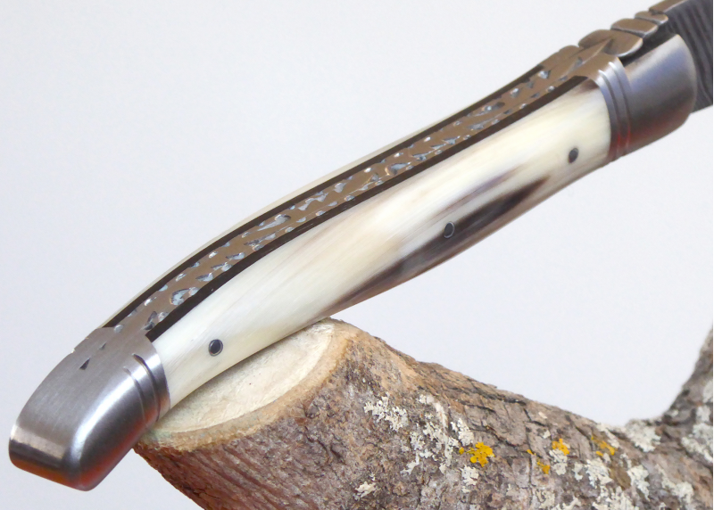 Couteau Laguiole avec une lame Damas et un manche en Corne Blonde