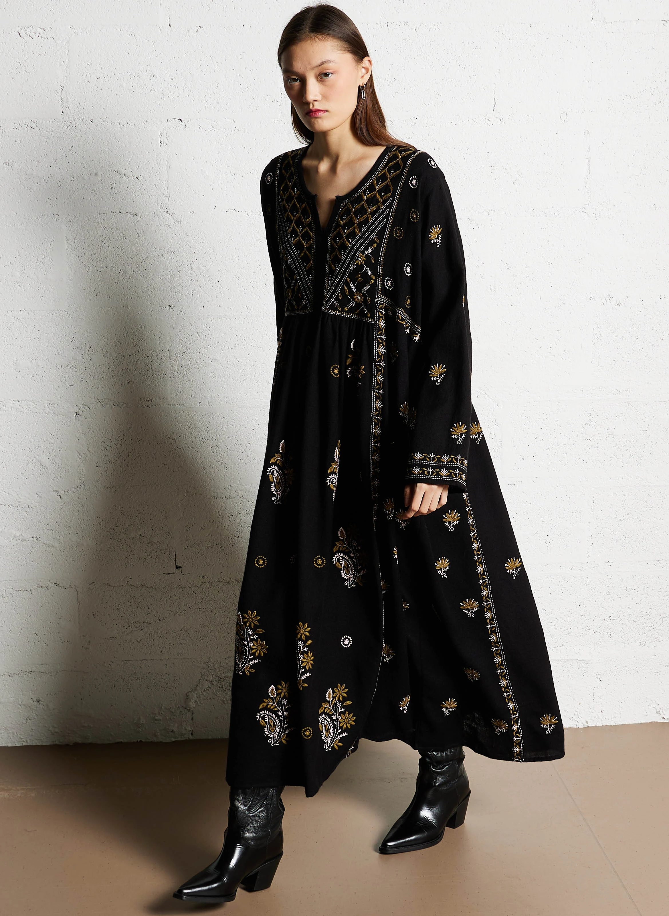 HIPPY - Robe midi col tunisien brodée en coton | Noir