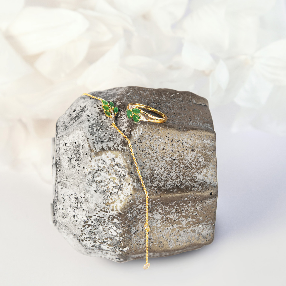 Bague or 375 2 tons émeraudes et diamants