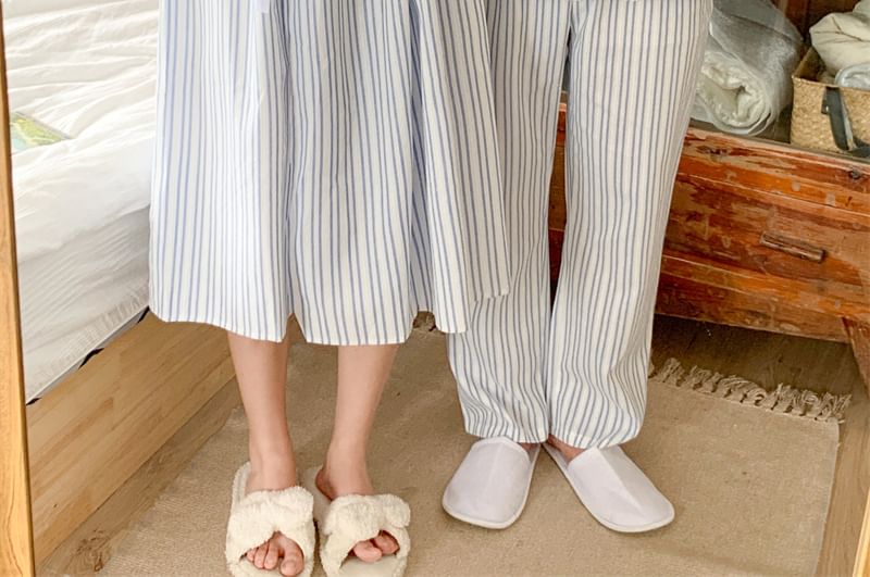 Tanee - Bijpassende pyjama-shirt met lange mouwen en kraag en strepen, rechte broek, pyjama-jurk met V-hals en ruches, set