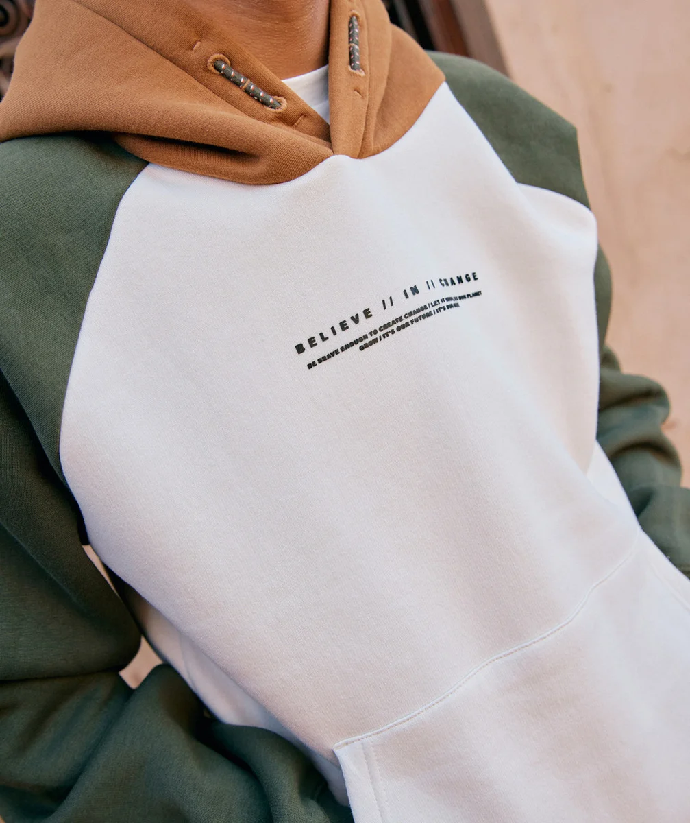 SWEAT À CAPUCHE GARÇON EN FIBRES RECYCLÉES ÉCRU KAKI ET MARRON AVEC MESSAGE
