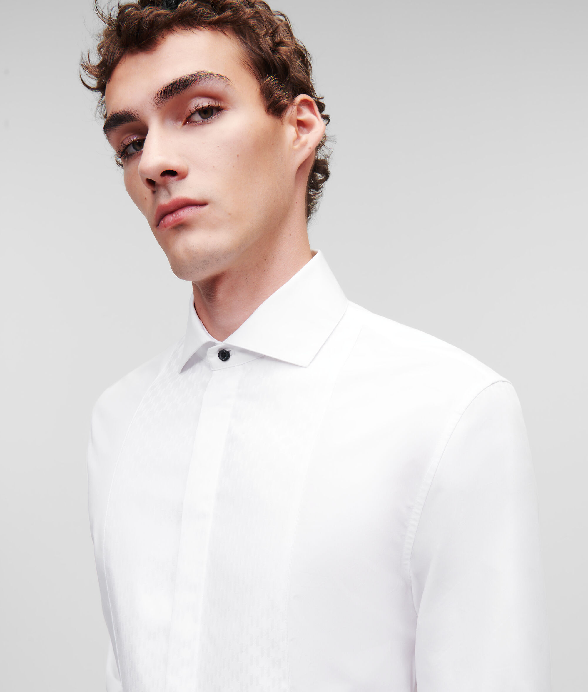 CHEMISE DE SOIRÉE AVEC DÉTAIL PLASTRON KL MONOGRAM