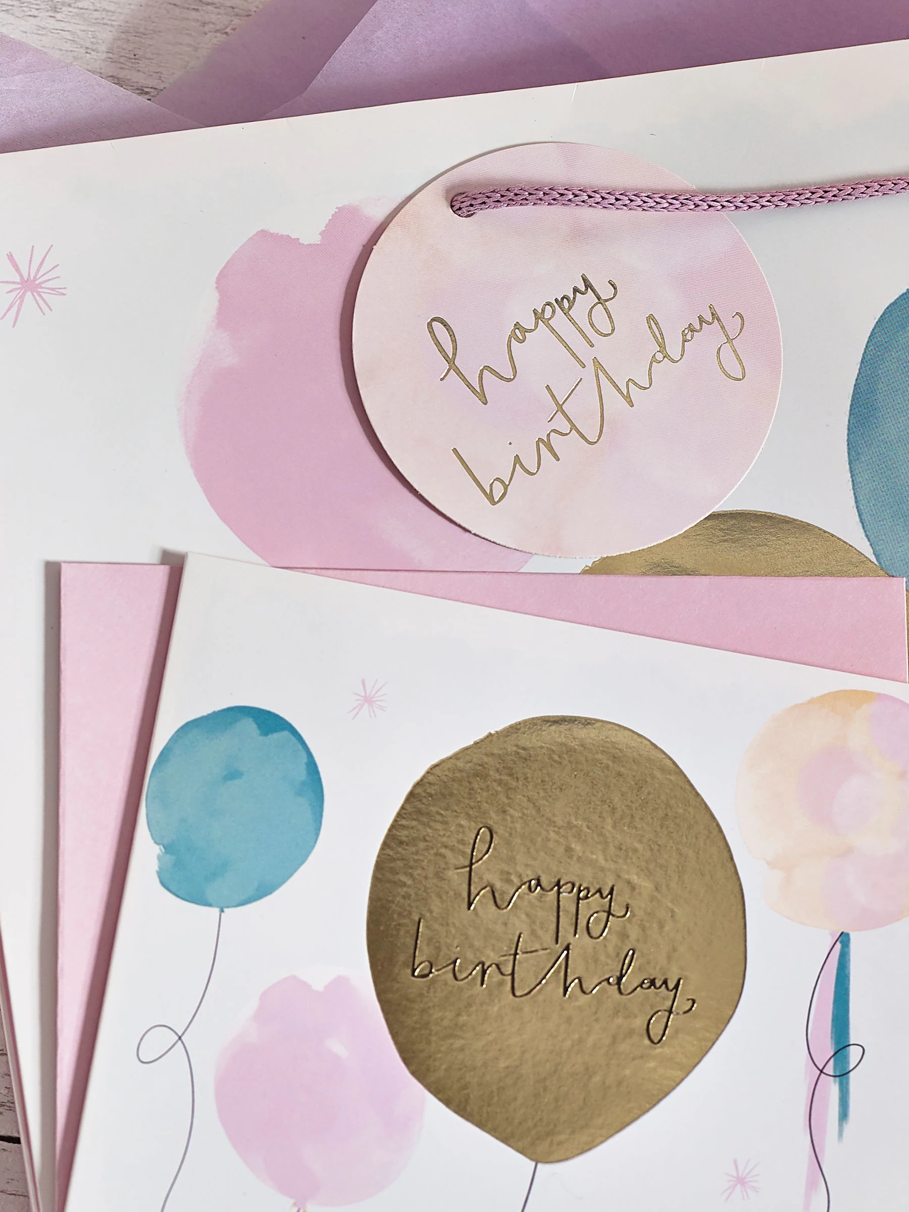 Pastelkleurige cadeautas en kaartset met ballonnenprint