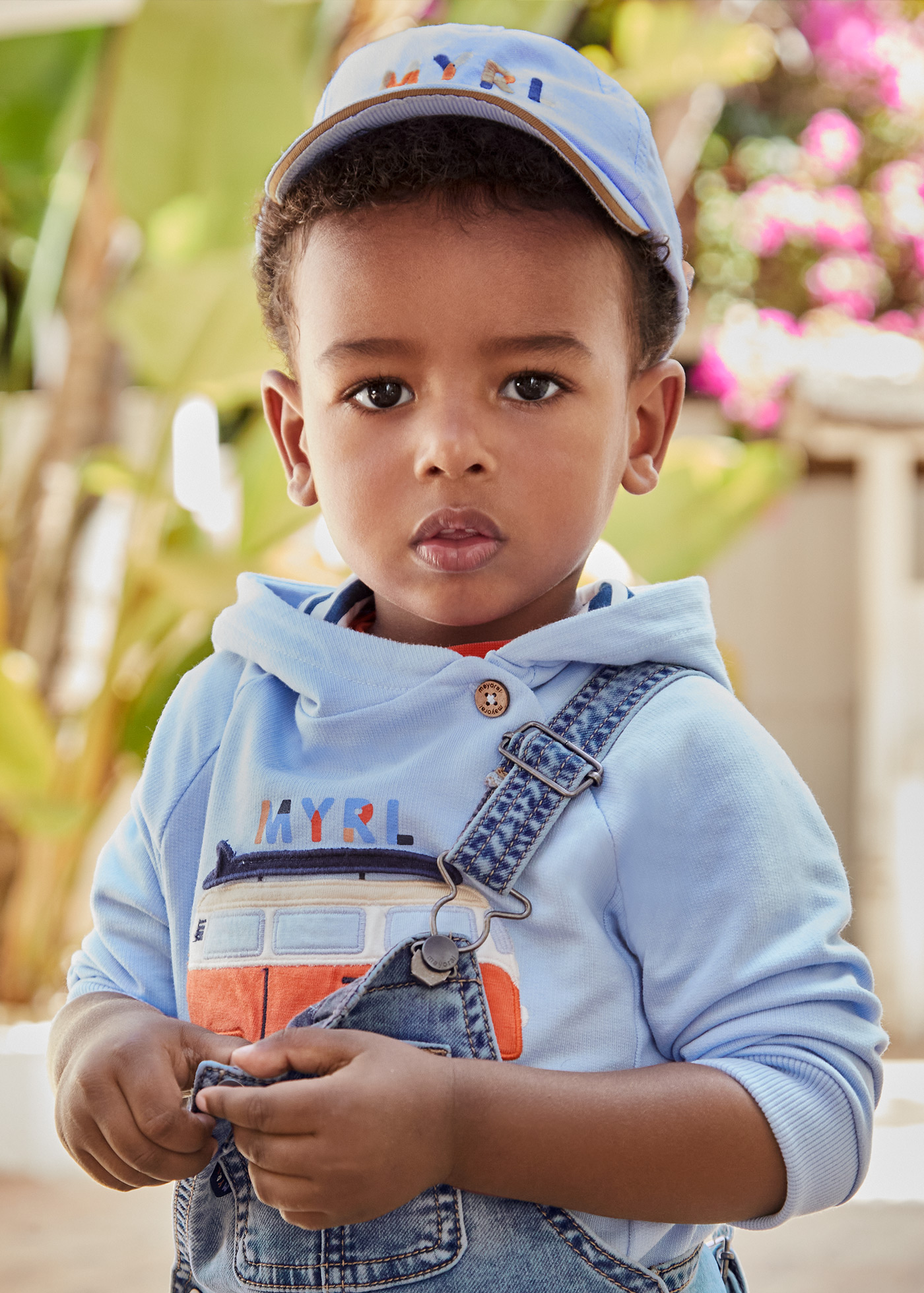 Moletom infantil com capuz e design interativo.