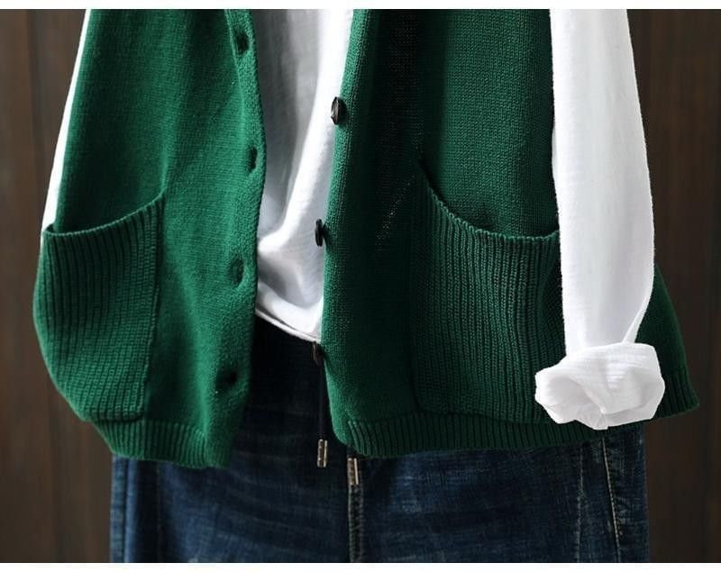 Lewwe - Effen gebreide vest met capuchon en knoopjes
