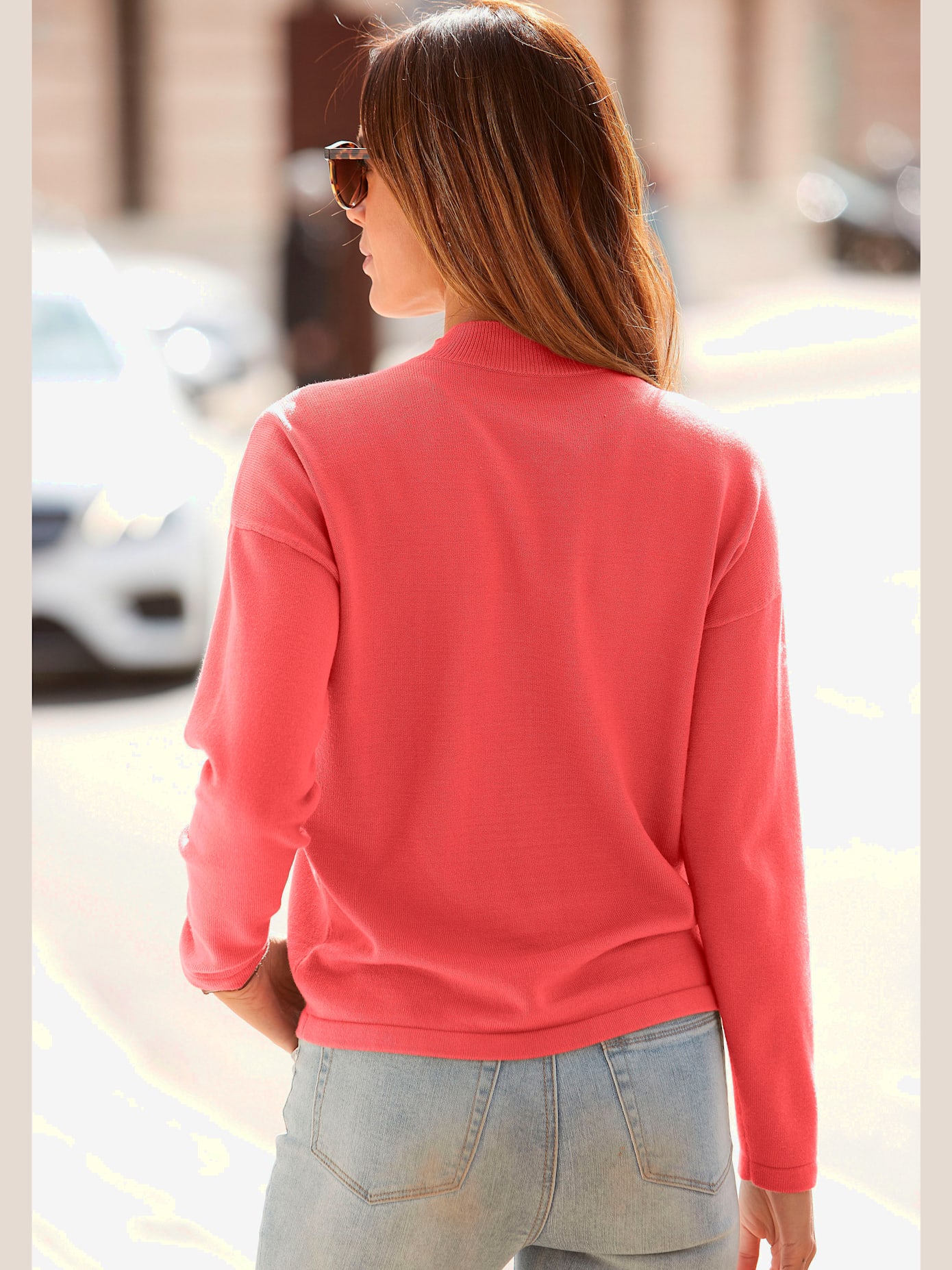 Pull en tricot application décorative devant
