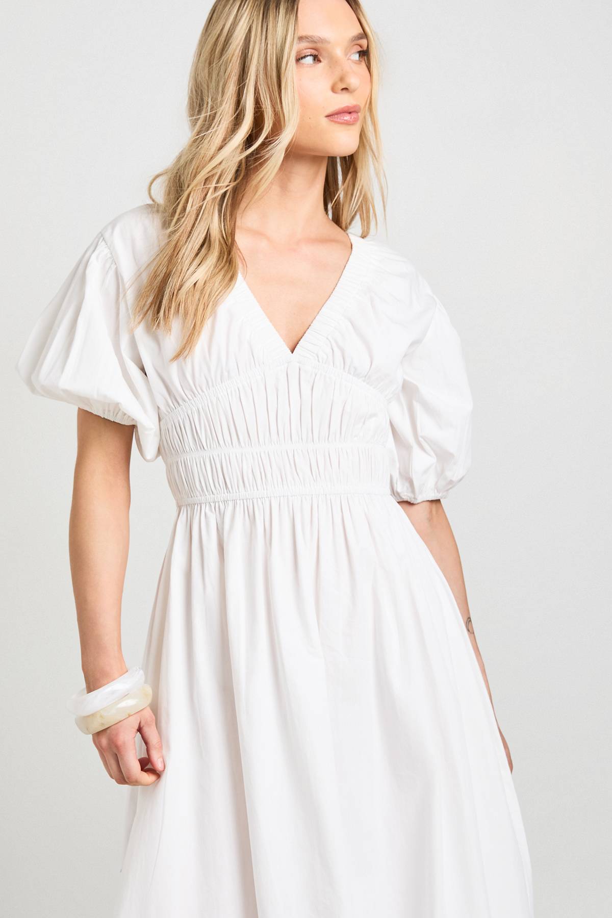 boohoo Robe Maxi Petite En Popeline De Coton À Corsage Froncé Col En V Et Manches Bouffantes