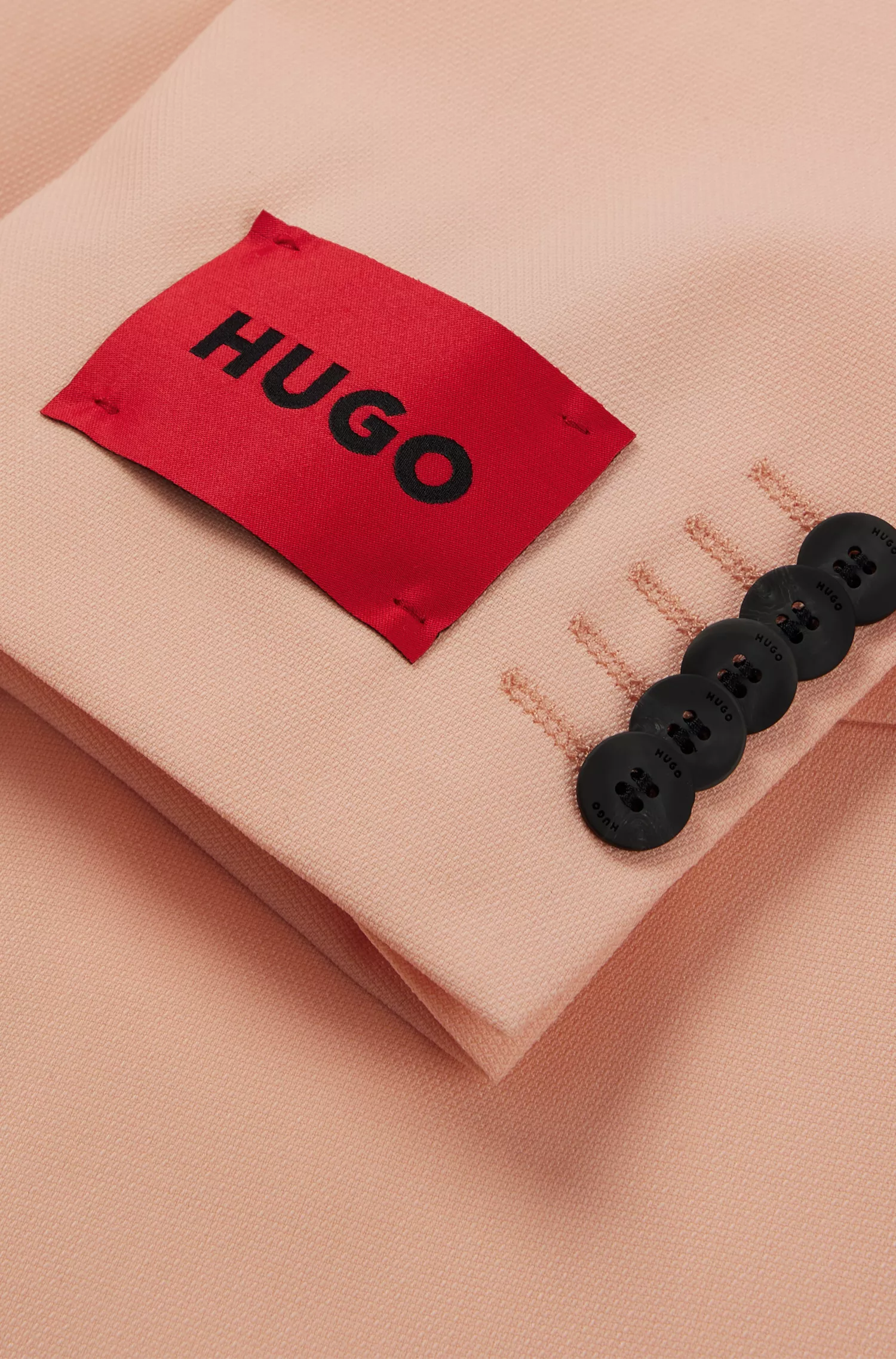Terno HUGO vermelho, corte moderno, em tecido elástico de alta performance com estampa.