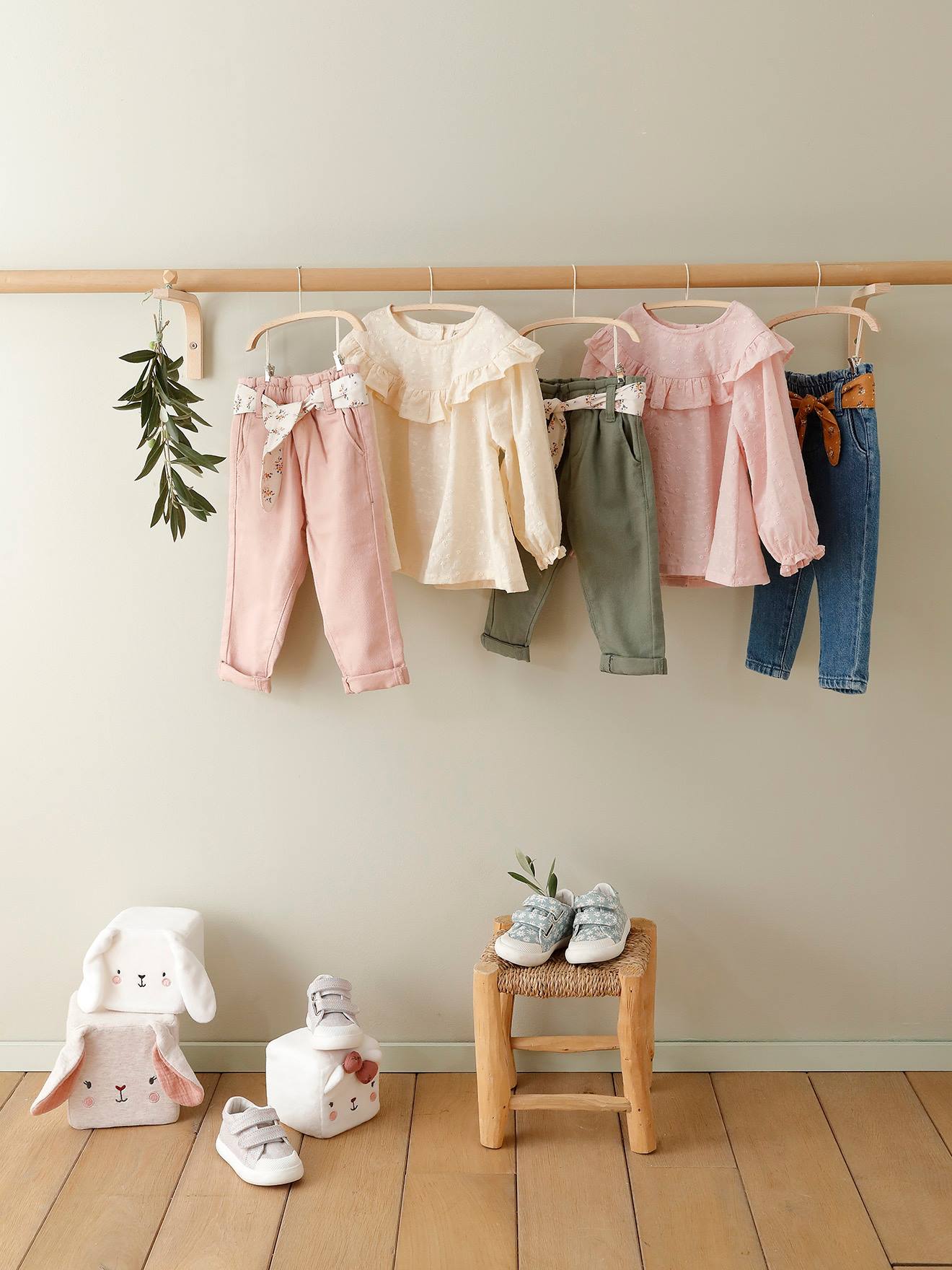 Blusa bordada off-white com babados para bebê