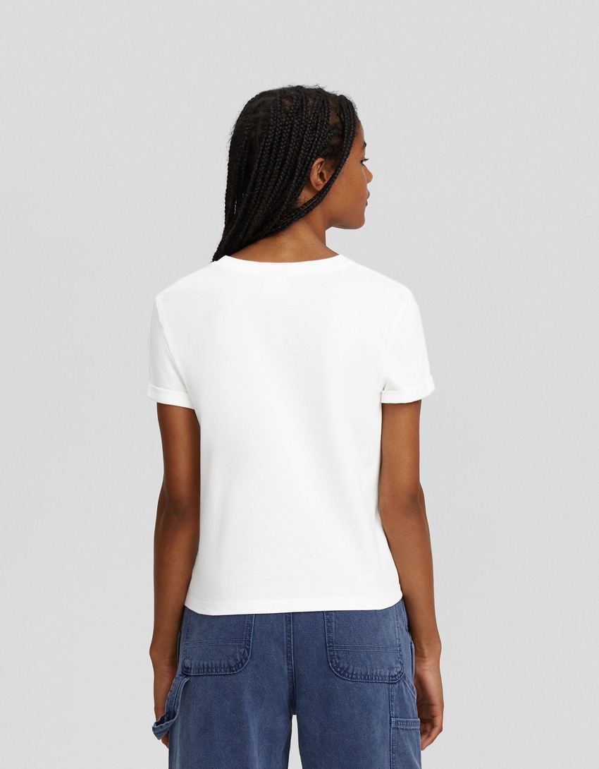 Camiseta de manga curta com estampa e modelagem ajustada