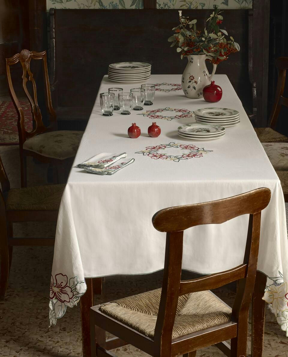 TOALHA DE MESA DE RAMI COM BORDADO FLORAL