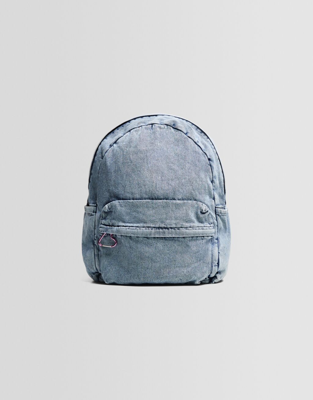 Mochila jeans com pingente de coração