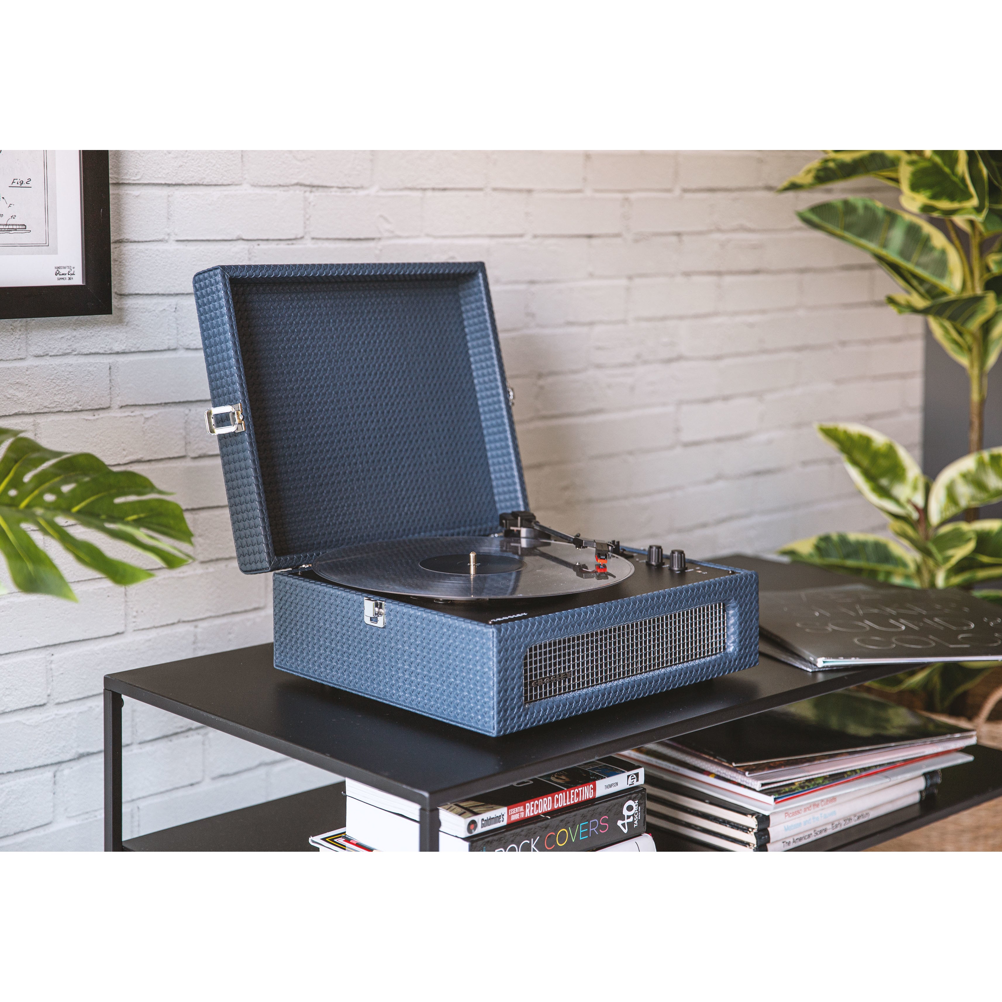 Crosley CR8017B-NV4 Voyager Navy platenspeler
