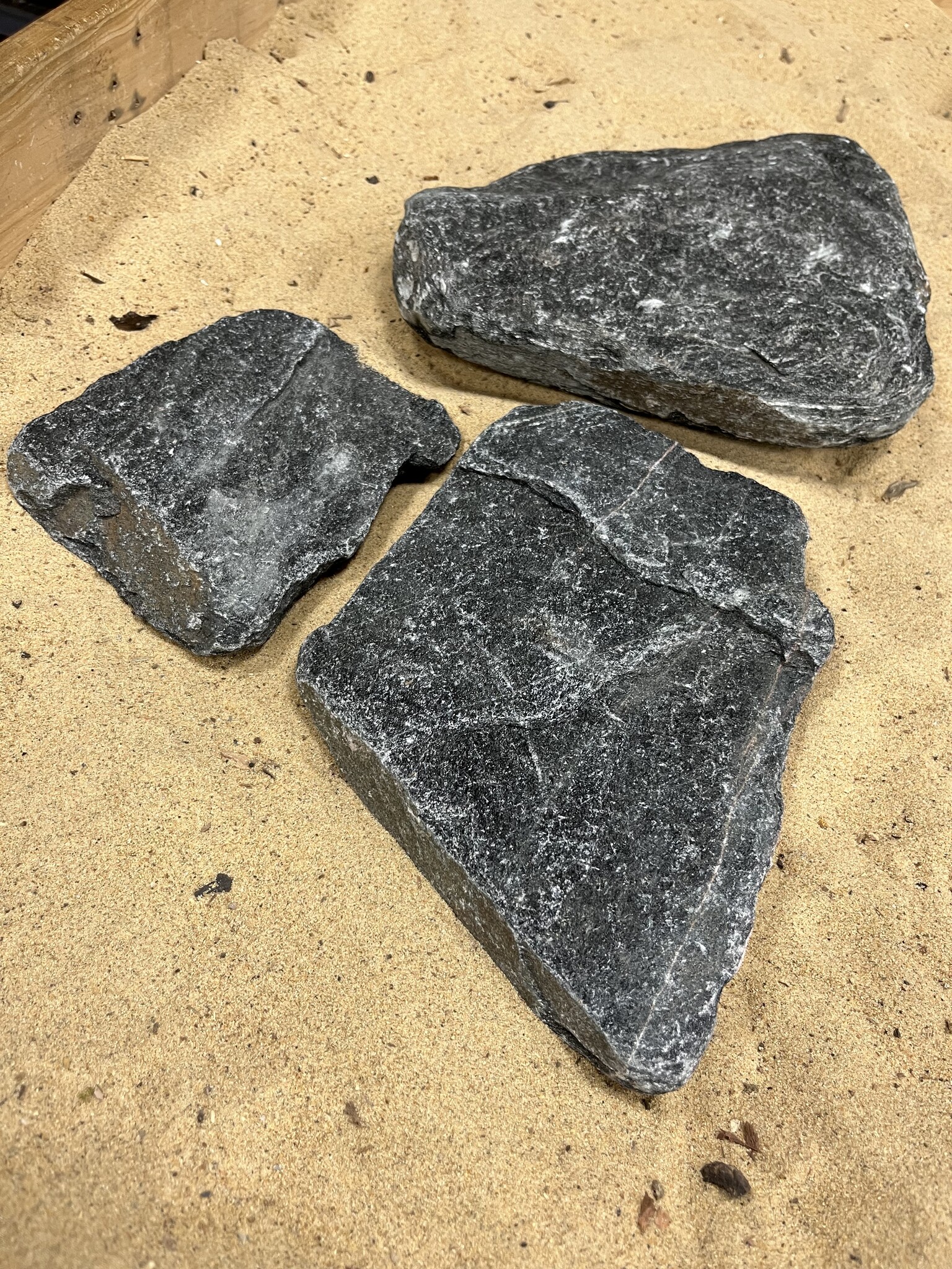 AQXL selected A Steenbundel Black Flat River 3 stuks | Hardscaping