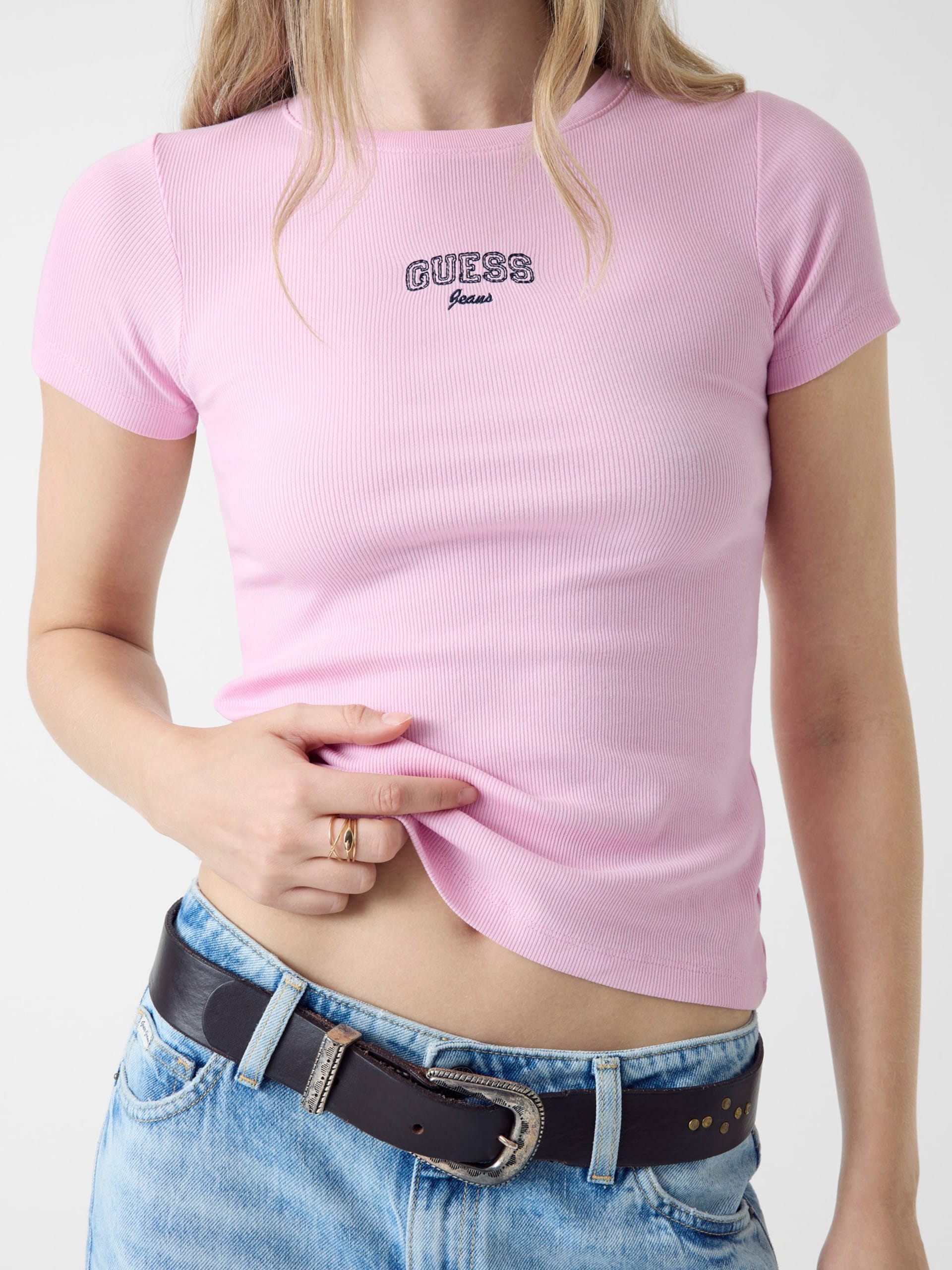 Camiseta com logotipo bordado