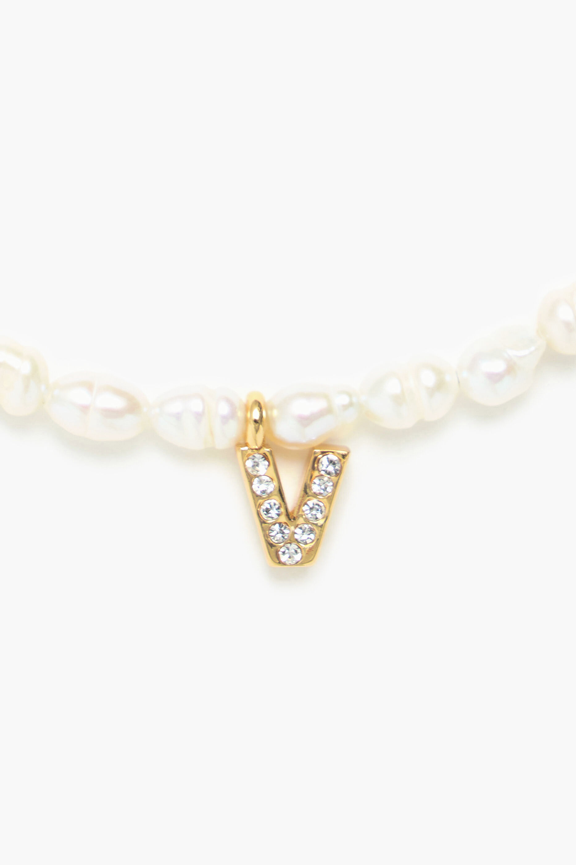Pulseira de pérolas com a letra V
