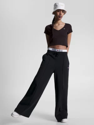 Camiseta cropped canelada essencial com decote em V