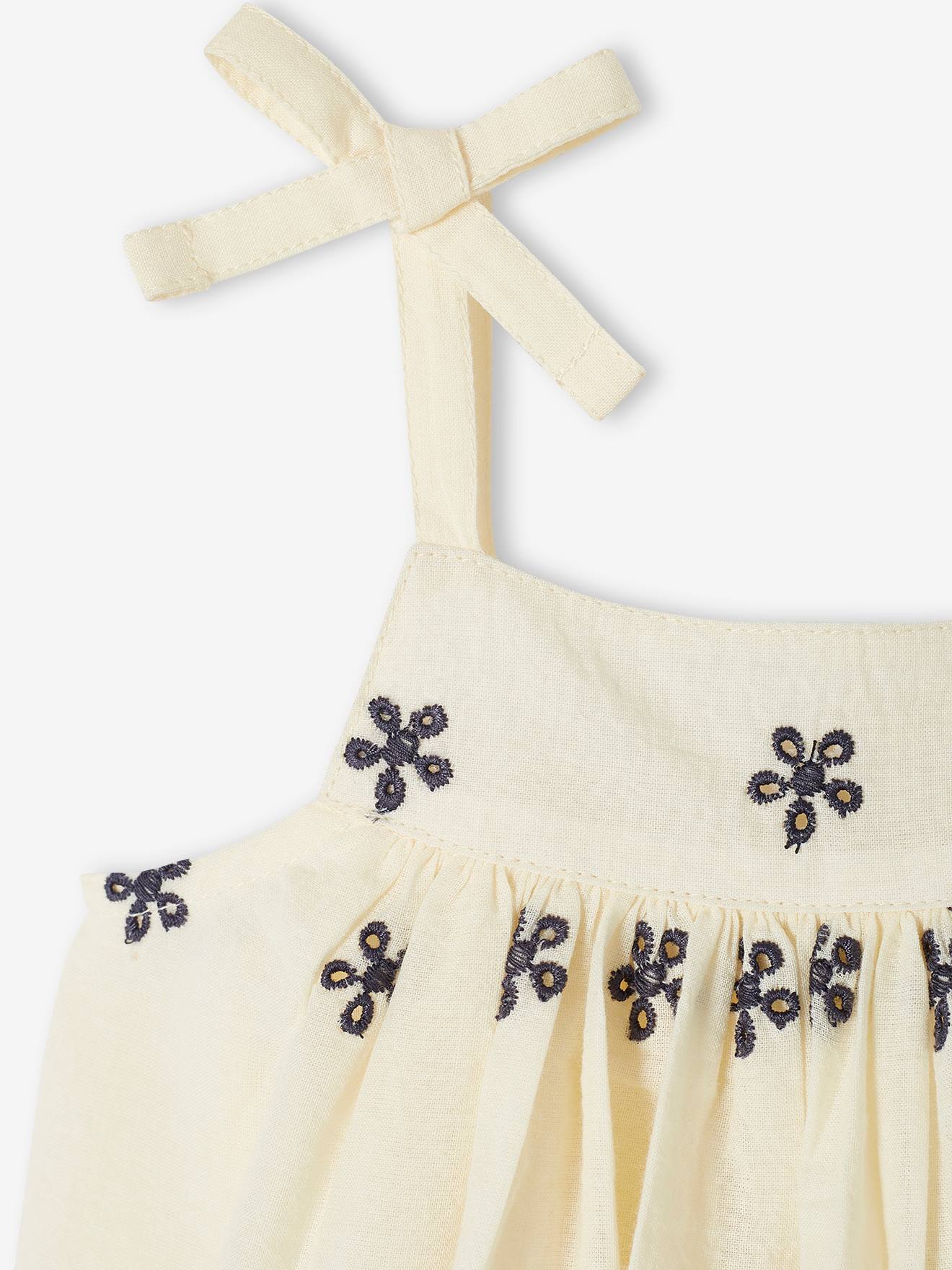 Conjunto para bebê: vestido bordado, calcinha tipo bloomer e faixa de cabelo bege combinando.