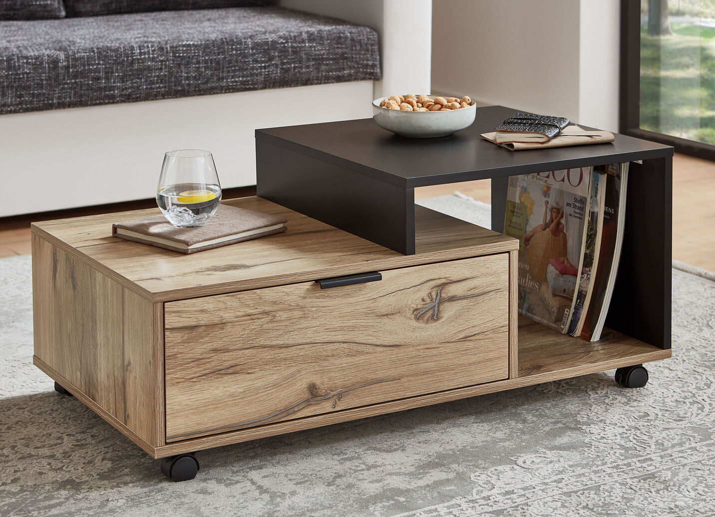 Moderner Couchtisch auf Rollen