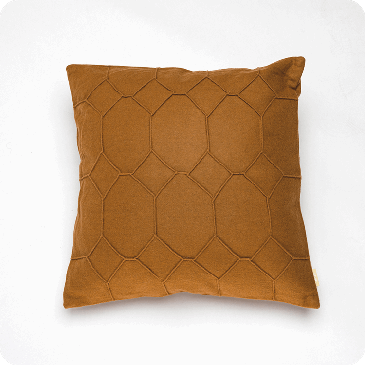 Sierkussen Hexagon wolvilt camel 50x50cm