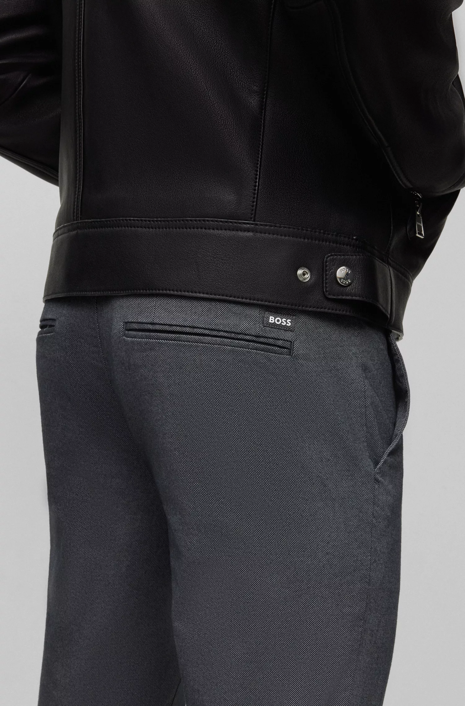 Calça chino BOSS preta, corte slim, em algodão elástico bicolor.