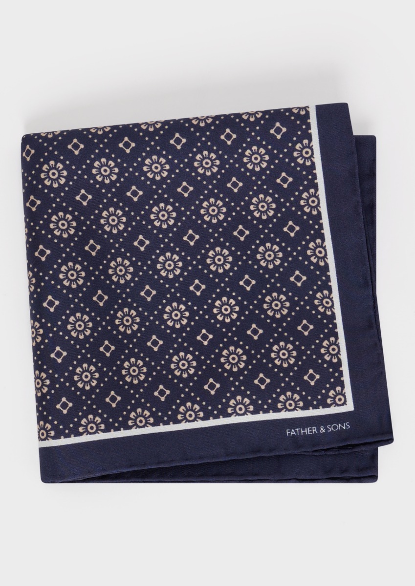 Pochette en soie bleu prusse à motif fleuri beige